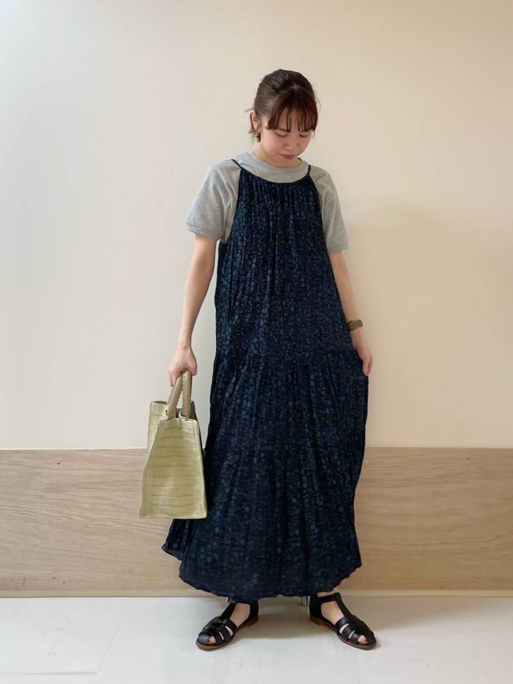 「URBAN RESEARCH DOORS、URBAN RESEARCH DOORS WOMENS、アーバンリサーチドアーズ、fork&spoon、キャミワンピ、花柄、花柄ワンピース、レイヤードスタイル、春夏コーデ、お出かけコーデ、休日スタイル、きれいめカジュアル、大人カジュアル、低身長コーデ、骨格ストレート」｜「FORK&SPOONのFORK&SPOON　ヘビーウェイト天竺ショートスリーブTシャツ（Tシャツ/カットソー、グレー系）」を使った、ホンダ マユさん（レディース・152cm）の春コーディネートの2枚目の写真