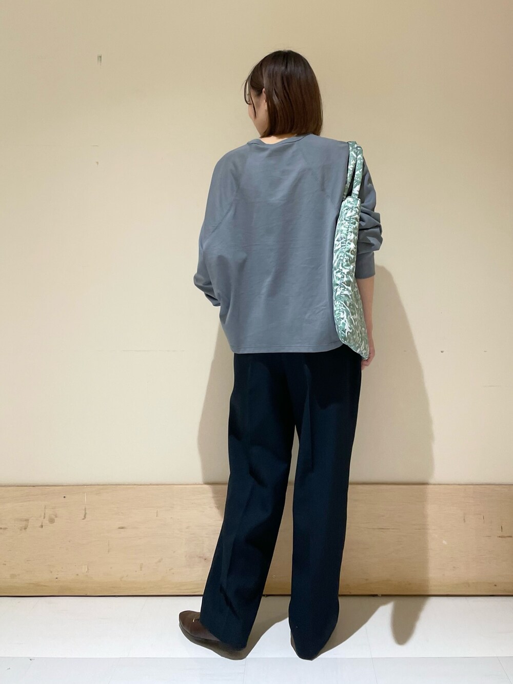 ブルー系のその他パンツ、ブラウン系のローファー、グレー系のTシャツ/カットソーを着用したレディースの秋コーディネートの5枚目の写真