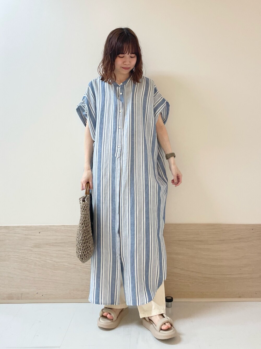 その他のワンピース、ベージュ系のデニムパンツを着用したレディースの春コーディネートの4枚目の写真