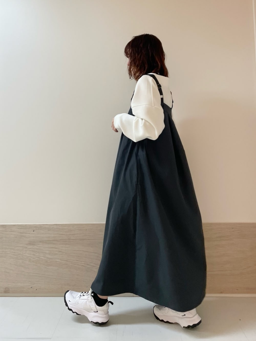 ホワイト系のTシャツ/カットソー、グレー系のワンピース、ベージュ系のショルダーバッグを着用したレディースの春コーディネートの4枚目の写真