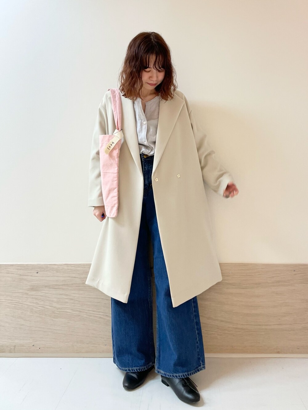 ブルー系のその他パンツ、ピンク系のトートバッグ、グレー系のシャツ/ブラウスを着用したレディースの春コーディネートの2枚目の写真