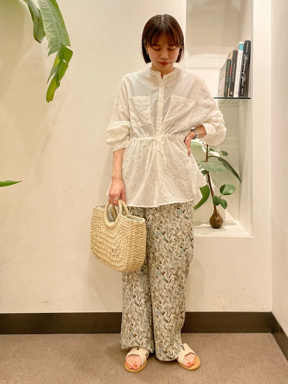 ホワイト系のその他パンツ、ホワイト系のシャツ/ブラウス、ホワイト系のハンドバッグを着用したレディースの春コーディネートの2枚目の写真