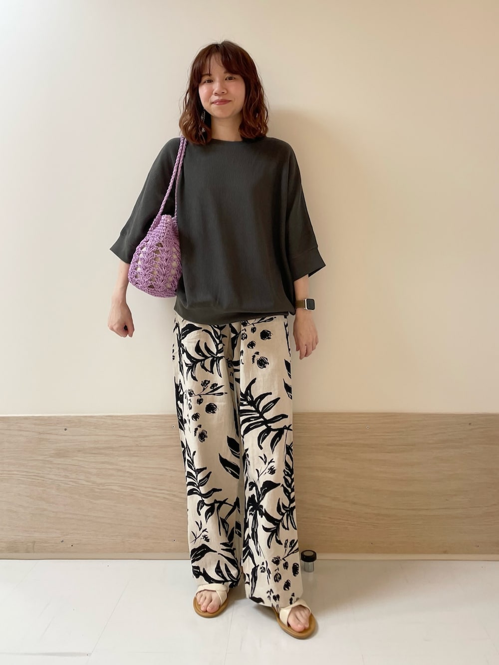 「URBAN RESEARCH DOORS、URBAN RESEARCH DOORS WOMENS、アーバンリサーチドアーズ、モノトーンコーデ、柄パンツ、リネン、シンプルコーデ、春夏コーデ、カジュアル、大人カジュアル、低身長コーデ、骨格ストレート、ペーパーバッグ、パープル、サンダル」｜「URBAN RESEARCH DOORSのリネンレーヨンリーフプリントパンツ（その他パンツ、ベージュ系）」を使った、ホンダ マユさん（レディース・152cm）の春コーディネートの3枚目の写真