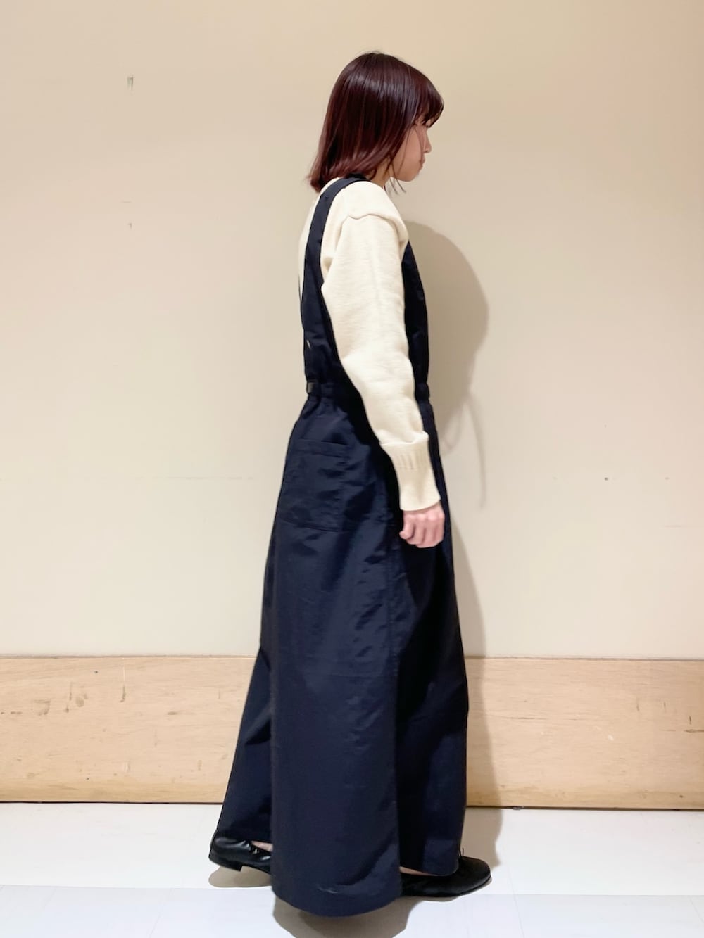 「URBAN RESEARCH DOORS、URBAN RESEARCH DOORS WOMENS、アーバンリサーチドアーズ、EKAL、サロペット、グラミチ、カジュアルコーデ、大人カジュアル、楽チンコーデ、低身長、骨格ストレート、シンプルコーデ、お出かけコーデ、休日スタイル、スポーツミックス」｜「Gramicciの『別注』GRAMICCI　アクティブナイロンサロペット（サロペット/オーバーオール、ブラック系）」を使った、ホンダ マユさん（レディース・152cm）の冬コーディネートの5枚目の写真