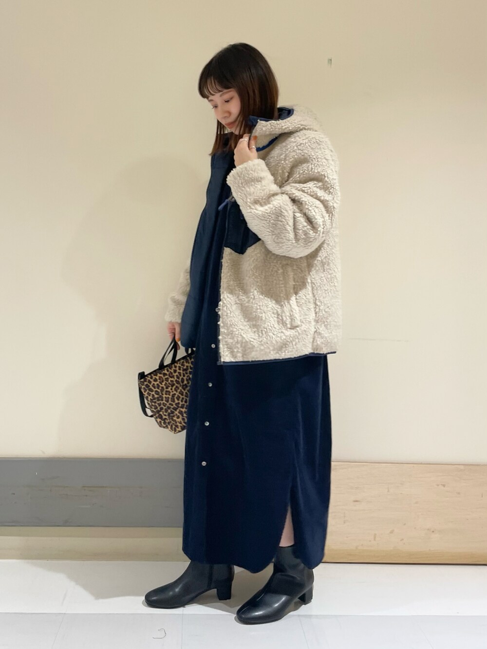 「URBAN RESEARCH DOORS、URBAN RESEARCH DOORS WOMENS、アーバンリサーチドアーズ、パタゴニア、patagonia、リバーシブル、ボアジャケット、コーデュロイ、コーデュロイワンピ、シャツワンピ、152cm、152cmコーデ、低身長コーデ」｜「URBAN RESEARCH DOORSの『WEB/一部店舗限定サイズ』コーデュロイシャツワンピース（ワンピース、ブルー系）」を使った、ホンダ マユさん（レディース・152cm）の秋コーディネートの4枚目の写真
