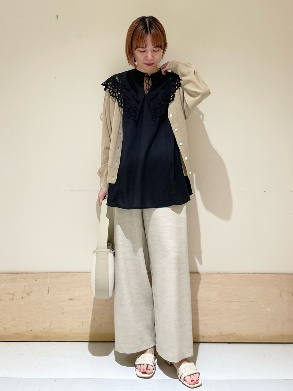 「URBAN RESEARCH DOORS、URBAN RESEARCH DOORS WOMENS、アーバンリサーチドアーズ、スカラップ、襟付きトップス、カーディガン、休日スタイル、シンプルコーデ、レイヤードスタイル、お出かけコーデ、きれいめカジュアル、低身長、低身長コーデ、骨格ウェーブ、ベージュ」｜「URBAN RESEARCH DOORSのコットンボイルスカラップブラウス（シャツ/ブラウス、ブラック系）」を使った、ホンダ マユさん（レディース・152cm）の夏コーディネートの2枚目の写真