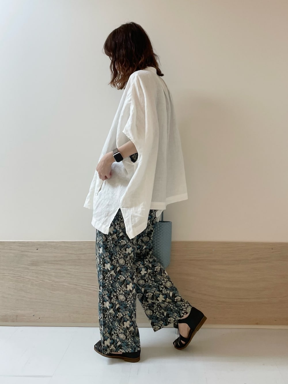 「URBAN RESEARCH DOORS、URBAN RESEARCH DOORS WOMENS、アーバンリサーチドアーズ、柄パンツ、花柄、花柄パンツ、イージーパンツ、きれいめカジュアル、春夏コーデ、お出かけコーデ、休日スタイル、シンプルコーデ、オトナカジュアル、低身長コーデ、骨格ストレート」｜「かぐれのリネンスクエアケープブラウス（シャツ/ブラウス、ホワイト系）」を使った、ホンダ マユさん（レディース・152cm）の春コーディネートの6枚目の写真