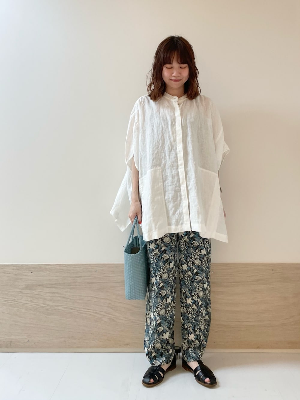 「URBAN RESEARCH DOORS、URBAN RESEARCH DOORS WOMENS、アーバンリサーチドアーズ、柄パンツ、花柄、花柄パンツ、イージーパンツ、きれいめカジュアル、春夏コーデ、お出かけコーデ、休日スタイル、シンプルコーデ、オトナカジュアル、低身長コーデ、骨格ストレート」｜「かぐれのリネンスクエアケープブラウス（シャツ/ブラウス、ホワイト系）」を使った、ホンダ マユさん（レディース・152cm）の春コーディネートの2枚目の写真
