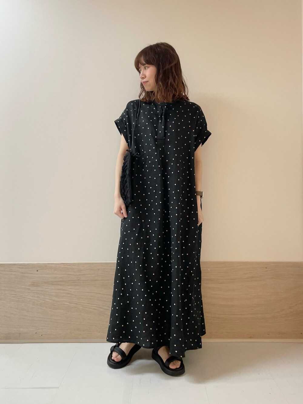 「URBAN RESEARCH DOORS、URBAN RESEARCH DOORS WOMENS、アーバンリサーチドアーズ、リネン、リネンワンピ、ドット柄、ドットワンピ、ワンピース、お出かけコーデ、休日スタイル、春夏コーデ、きれいめカジュアル、大人カジュアル、低身長コーデ、骨格ストレート」｜「URBAN RESEARCH DOORSのリネンドットフレアワンピース（ワンピース、ブラック系）」を使った、ホンダ マユさん（レディース・152cm）の春コーディネートの2枚目の写真