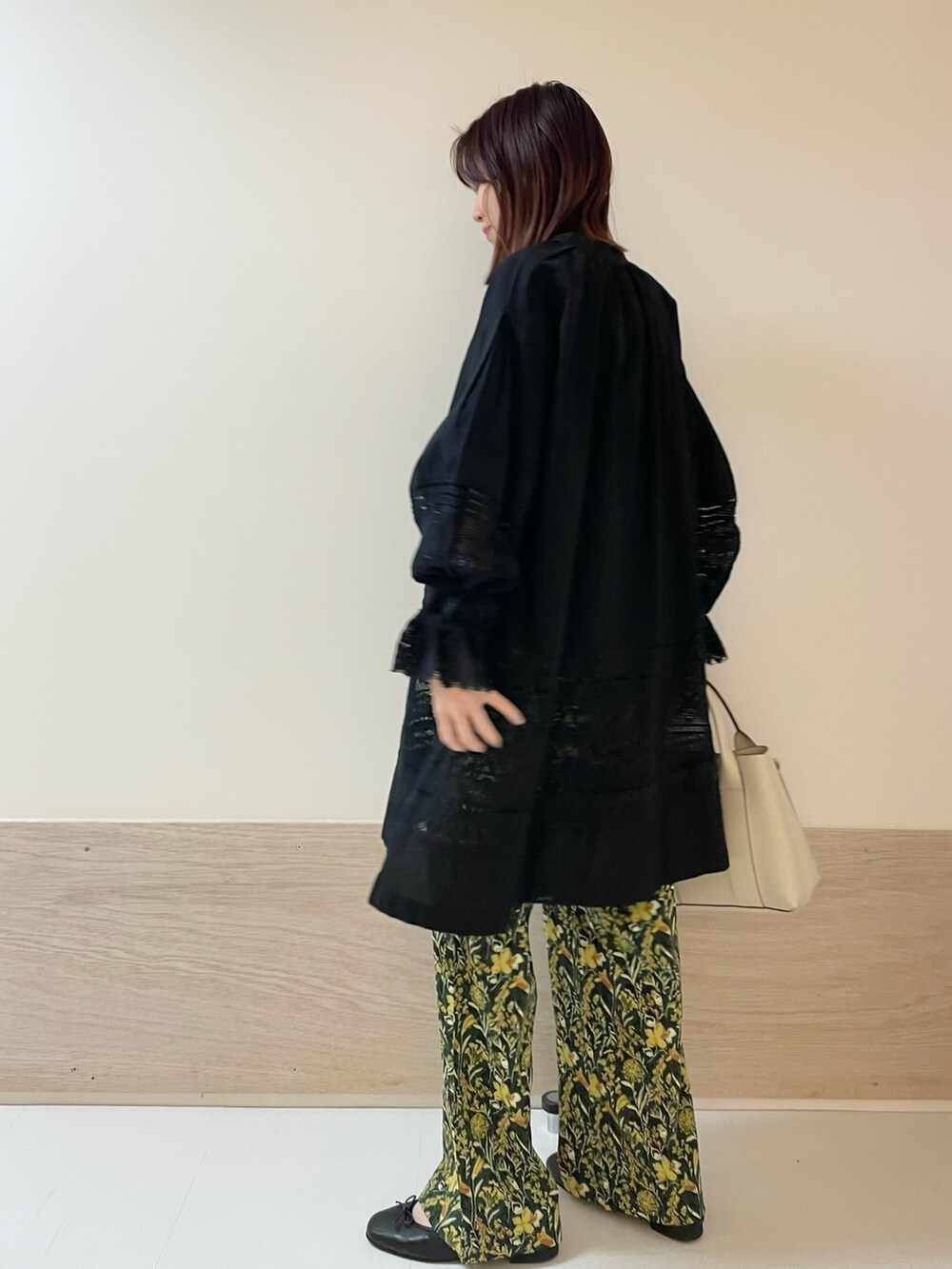 ブラック系のバレエシューズ、ブラック系のシャツ/ブラウス、グリーン系のその他パンツを着用したレディースの春コーディネートの4枚目の写真