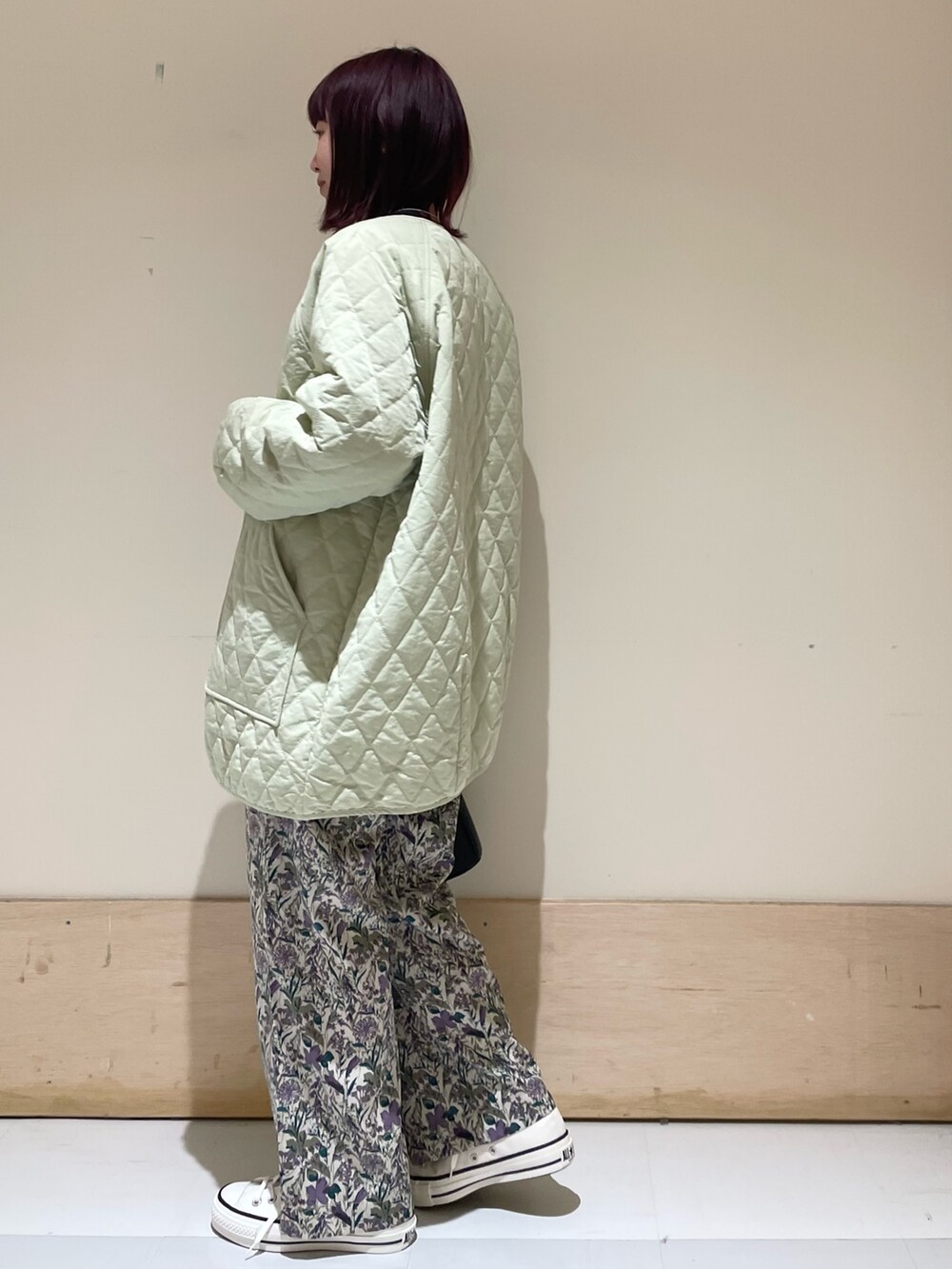 「URBAN RESEARCH DOORS、URBAN RESEARCH DOORS WOMENS、アーバンリサーチドアーズ、春アウター、花柄、花柄パンツ、春ニット、コットンニット、コンバース、converse、休日スタイル、春コーデ、カジュアルコーデ、大人カジュアル、低身長コーデ」｜「URBAN RESEARCH DOORSのボトルネックワイドプルオーバー（ニット/セーター、ブルー系）」を使った、ホンダ マユさん（レディース・152cm）の春コーディネートの4枚目の写真