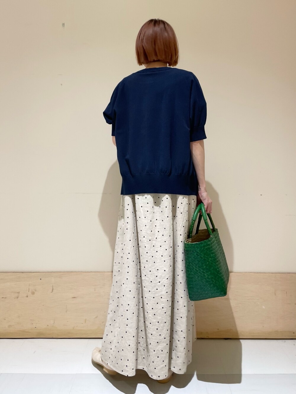 ベージュ系のワンピース、ブルー系のカーディガン/ボレロ、ピンク系のバレエシューズを着用したレディースの春コーディネートの6枚目の写真