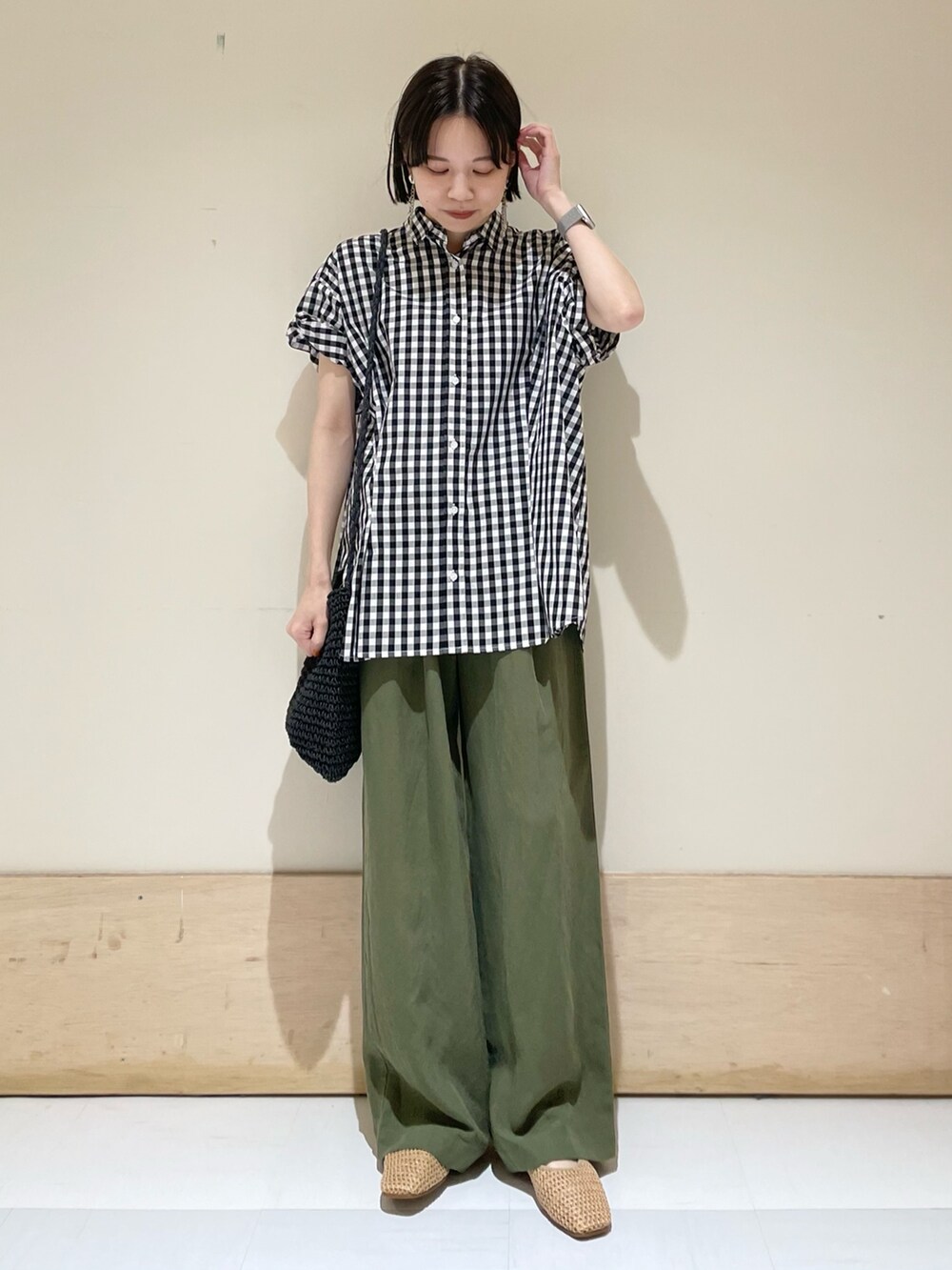 ブラック系のショルダーバッグ、ベージュ系のバレエシューズ、グリーン系のその他パンツを着用したレディースの夏コーディネートの2枚目の写真