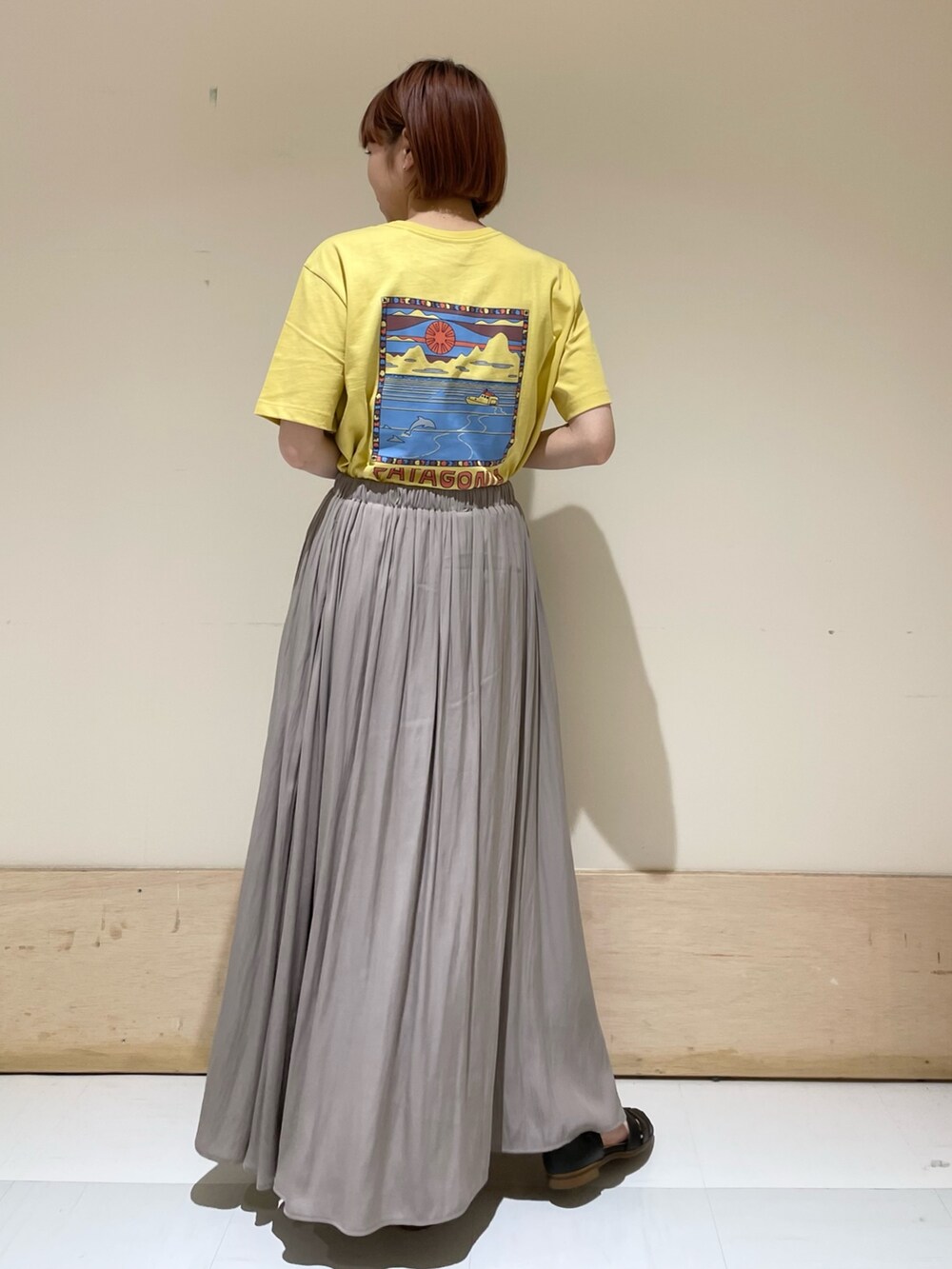 「URBAN RESEARCH DOORS、URBAN RESEARCH DOORS WOMENS、アーバンリサーチドアーズ、パタゴニア、patagonia、黄色、ロゴT、プリントT、ギャザースカート、ロングスカート、休日スタイル、初夏コーデ、カジュアルコーデ、大人カジュアル、低身長」｜「URBAN RESEARCH DOORSの2ストラップショルダーバッグ（ショルダーバッグ、ブラック系）」を使った、ホンダ マユさん（レディース・152cm）の春コーディネートの6枚目の写真