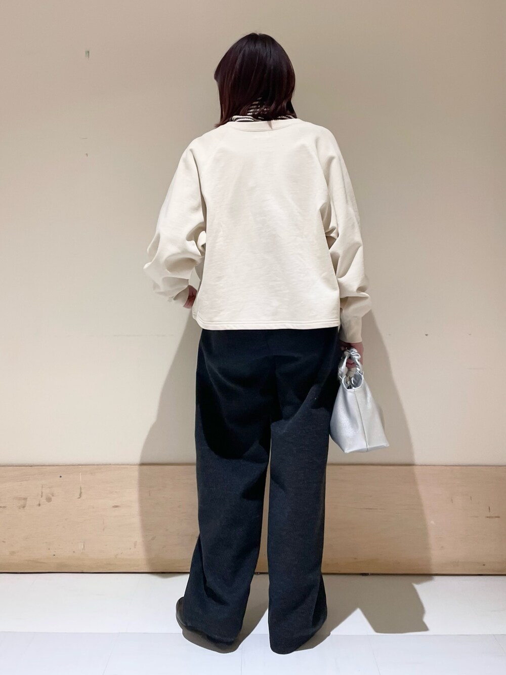 グレー系のその他パンツ、ホワイト系のニット/セーター、ホワイト系のカーディガン/ボレロを着用したレディースの冬コーディネートの5枚目の写真