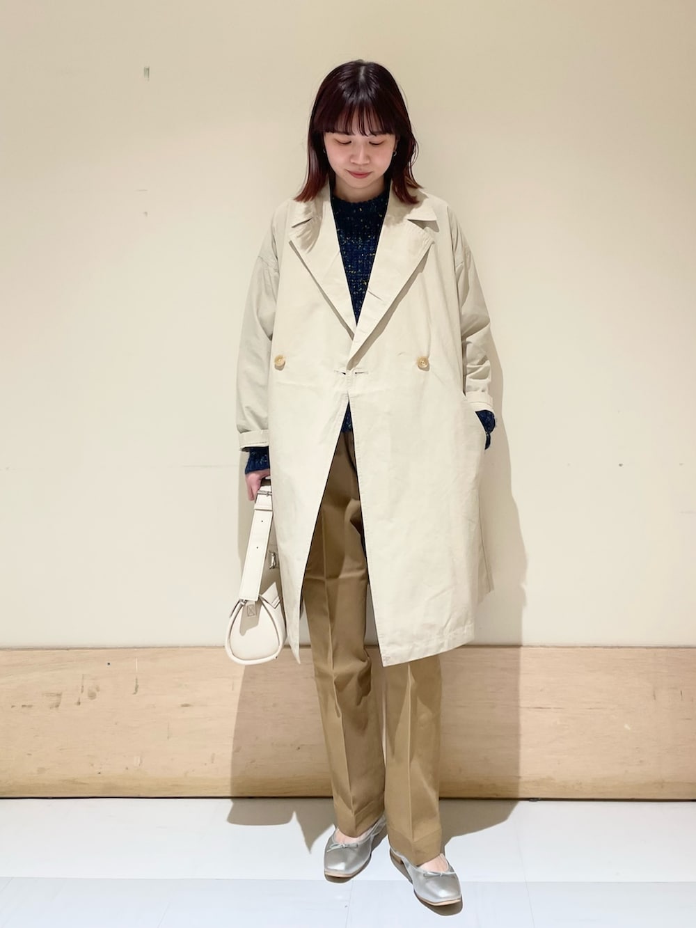 ブルー系のニット/セーター、ホワイト系のショルダーバッグ、ベージュ系のその他パンツを着用したレディースの冬コーディネートの3枚目の写真