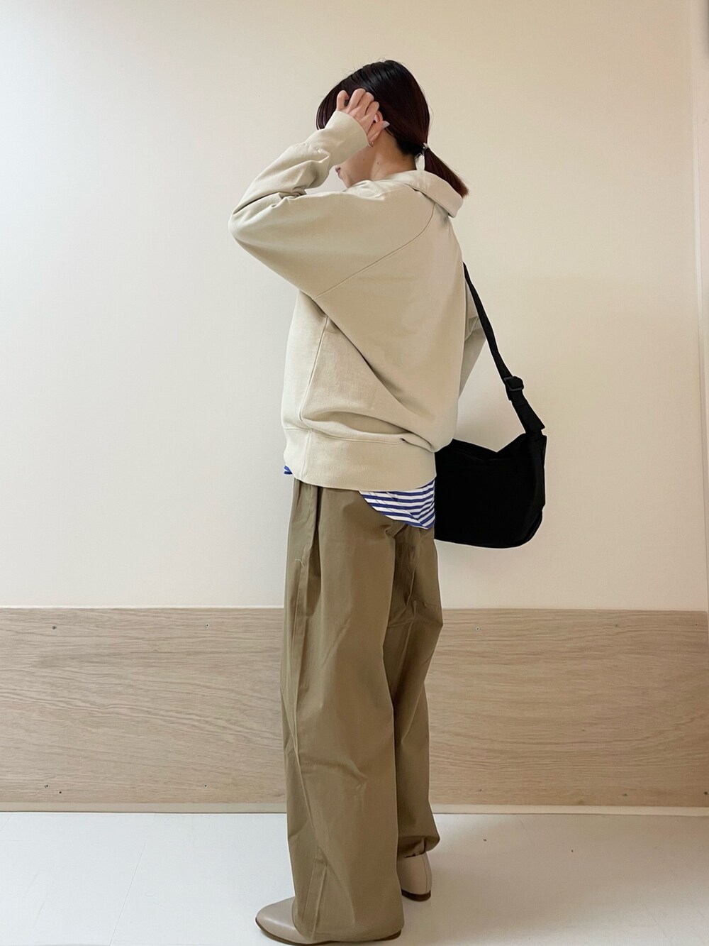 ブルー系のTシャツ/カットソー、ベージュ系のTシャツ/カットソー、ブラック系のショルダーバッグを着用したレディースの春コーディネートの5枚目の写真