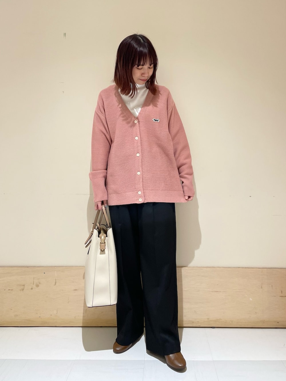 ピンク系のカーディガン/ボレロ、ホワイト系のTシャツ/カットソー、ブラック系のその他パンツを着用したレディースの冬コーディネートの3枚目の写真