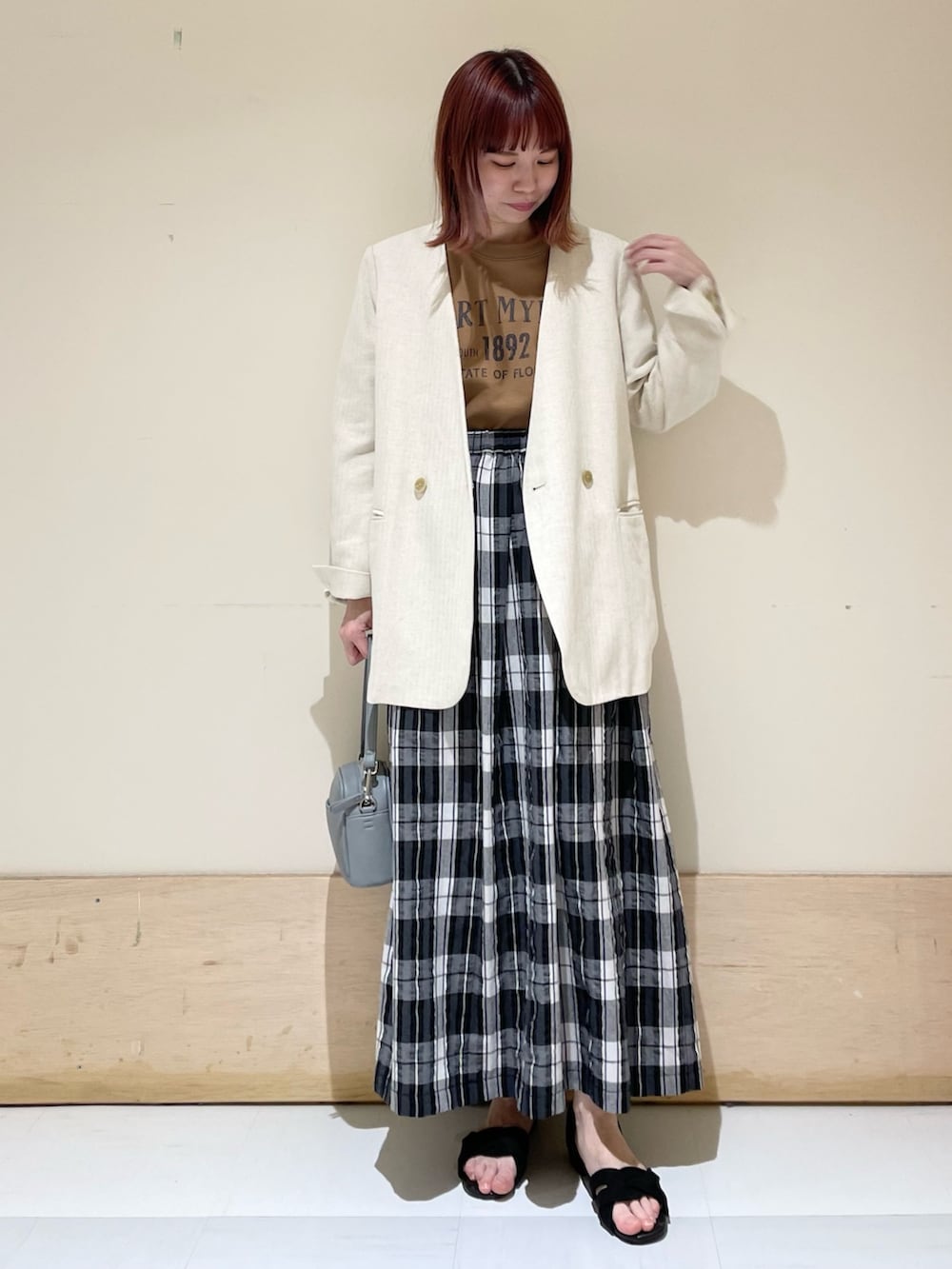 「URBAN RESEARCH DOORS、URBAN RESEARCH DOORS WOMENS、アーバンリサーチドアーズ、いまどきジャケット写真、オフィスカジュアル、ベージュ、シンプルコーデ、ロゴスウェット、ビッグシルエット、休日スタイル、ロングスカート、お出かけコーデ、休日コーデ、チェックスカート、低身長コーデ」｜「URBAN RESEARCH DOORSの2WAYスクエアショルダーミニバッグ（ショルダーバッグ、ブルー系）」を使った、ホンダ マユさん（レディース・152cm）の春コーディネートの2枚目の写真