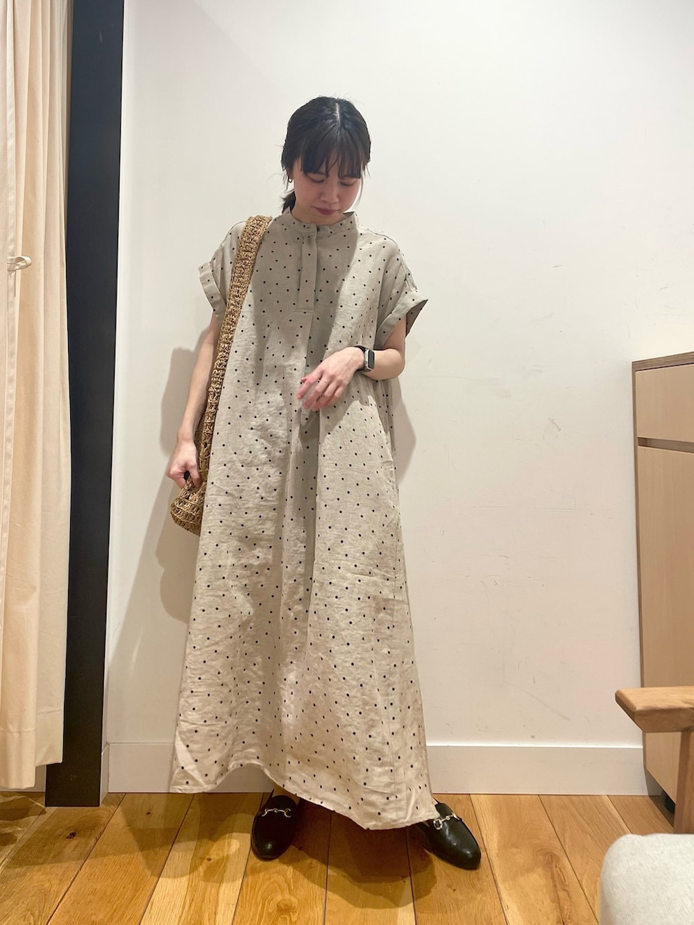 「URBAN RESEARCH DOORS、URBAN RESEARCH DOORS WOMENS、アーバンリサーチドアーズ、リネン、リネンワンピース、ドット、ドットワンピ、楽ちん、リラックススタイル、お出かけコーデ、休日スタイル、デートコーデ、大人カジュアル、低身長コーデ、骨格ストレート」｜「URBAN RESEARCH DOORSのリネンドットフレアワンピース（ワンピース、ベージュ系）」を使った、ホンダ マユさん（レディース・152cm）の春コーディネートの2枚目の写真