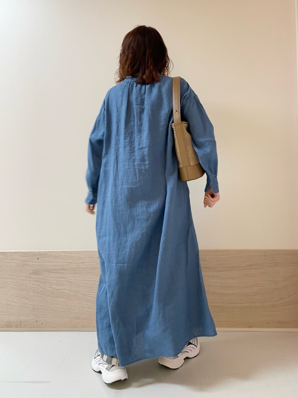 ブラック系のその他パンツ、ブルー系のワンピース、ベージュ系のショルダーバッグを着用したレディースの春コーディネートの6枚目の写真