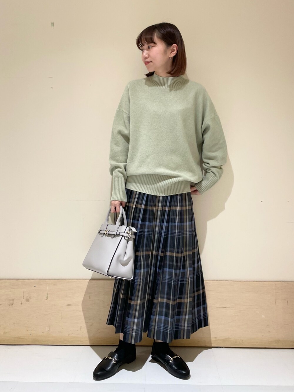 「URBAN RESEARCH DOORS、URBAN RESEARCH DOORS WOMENS、アーバンリサーチドアーズ、ミントグリーン、ミントカラー、もちもちニット、ハイネック、ハイネックニット、チェック、チェックスカート、プリーツスカート、ロングスカート、冬コーデ、休日スタイル、お出かけコーデ」｜「URBAN RESEARCH DOORSの『佐藤栞里さん着用』『WEB/一部店舗限定カラー』カラーチェックプリーツスカート（スカート、グレー系）」を使った、ホンダ マユさん（レディース・152cm）の冬コーディネートの3枚目の写真