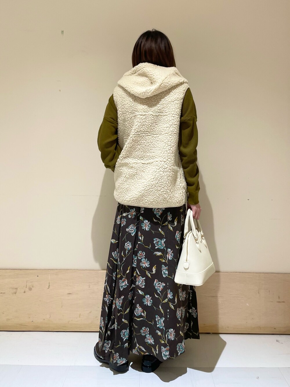 ホワイト系のショルダーバッグ、ブラック系のレインシューズ、イエロー系のTシャツ/カットソーを着用したレディースの秋コーディネートの6枚目の写真