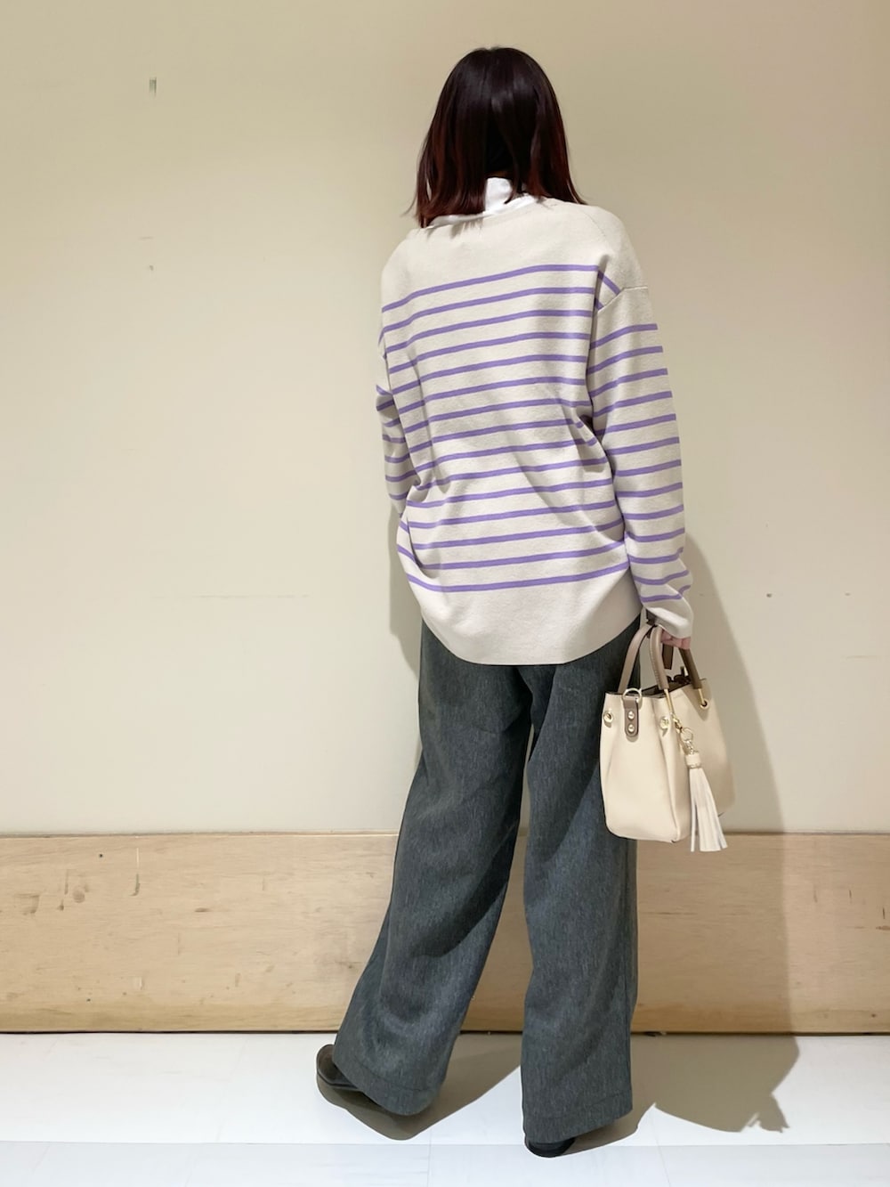 グレー系のその他パンツ、ホワイト系のTシャツ/カットソー、その他のニット/セーターを着用したレディースの冬コーディネートの6枚目の写真