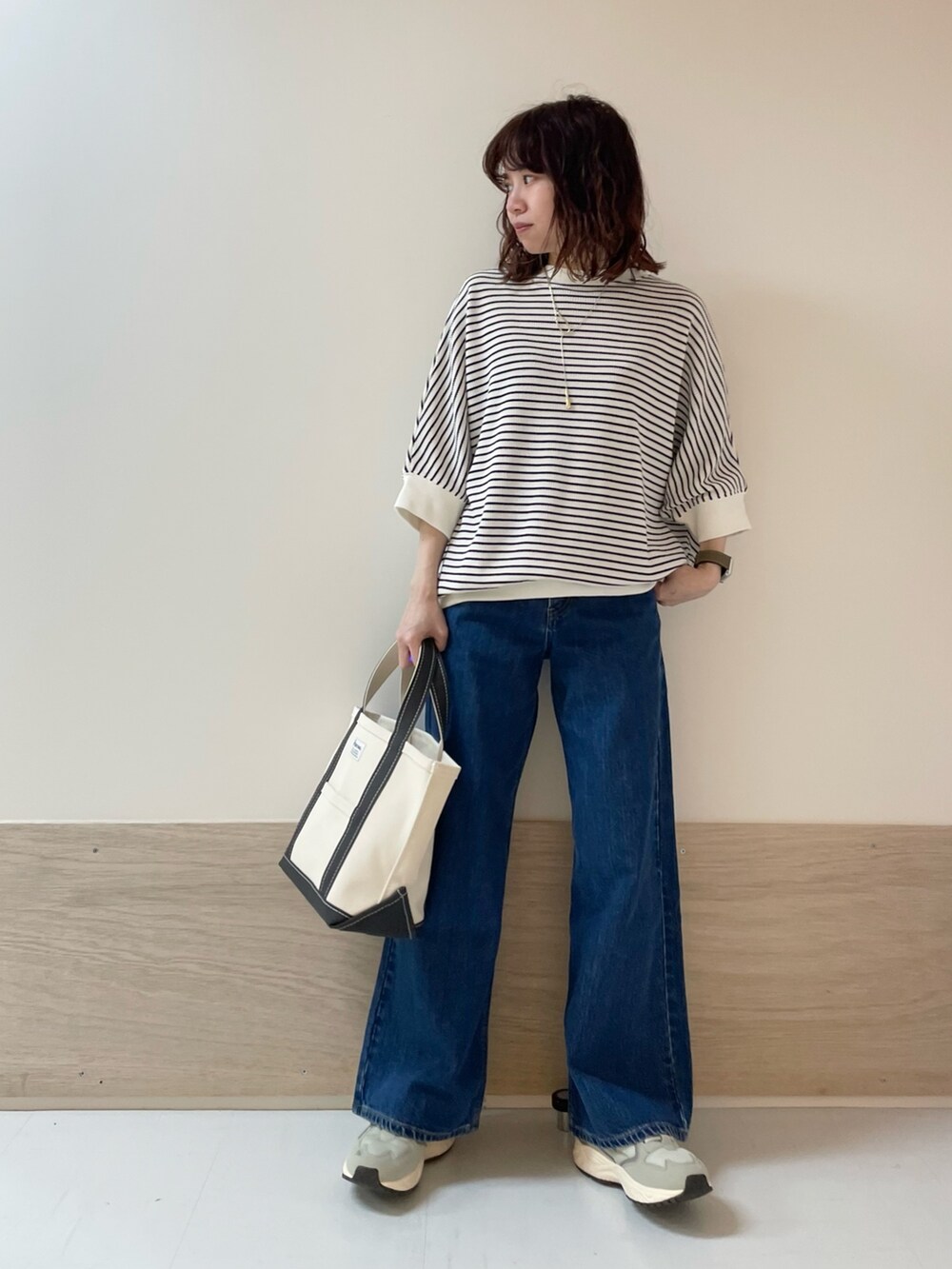 「URBAN RESEARCH DOORS、URBAN RESEARCH DOORS WOMENS、アーバンリサーチドアーズ、ボーダー、デニム、ワイドデニム、カジュアル、春夏コーデ、休日スタイル、お出かけコーデ、きれいめカジュアル、大人カジュアル、低身長、骨格ストレート、スポーツミックス」｜「URBAN RESEARCH DOORSのタックフライスワイドTシャツ（Tシャツ/カットソー、ホワイト系）」を使った、ホンダ マユさん（レディース・152cm）の春コーディネートの3枚目の写真