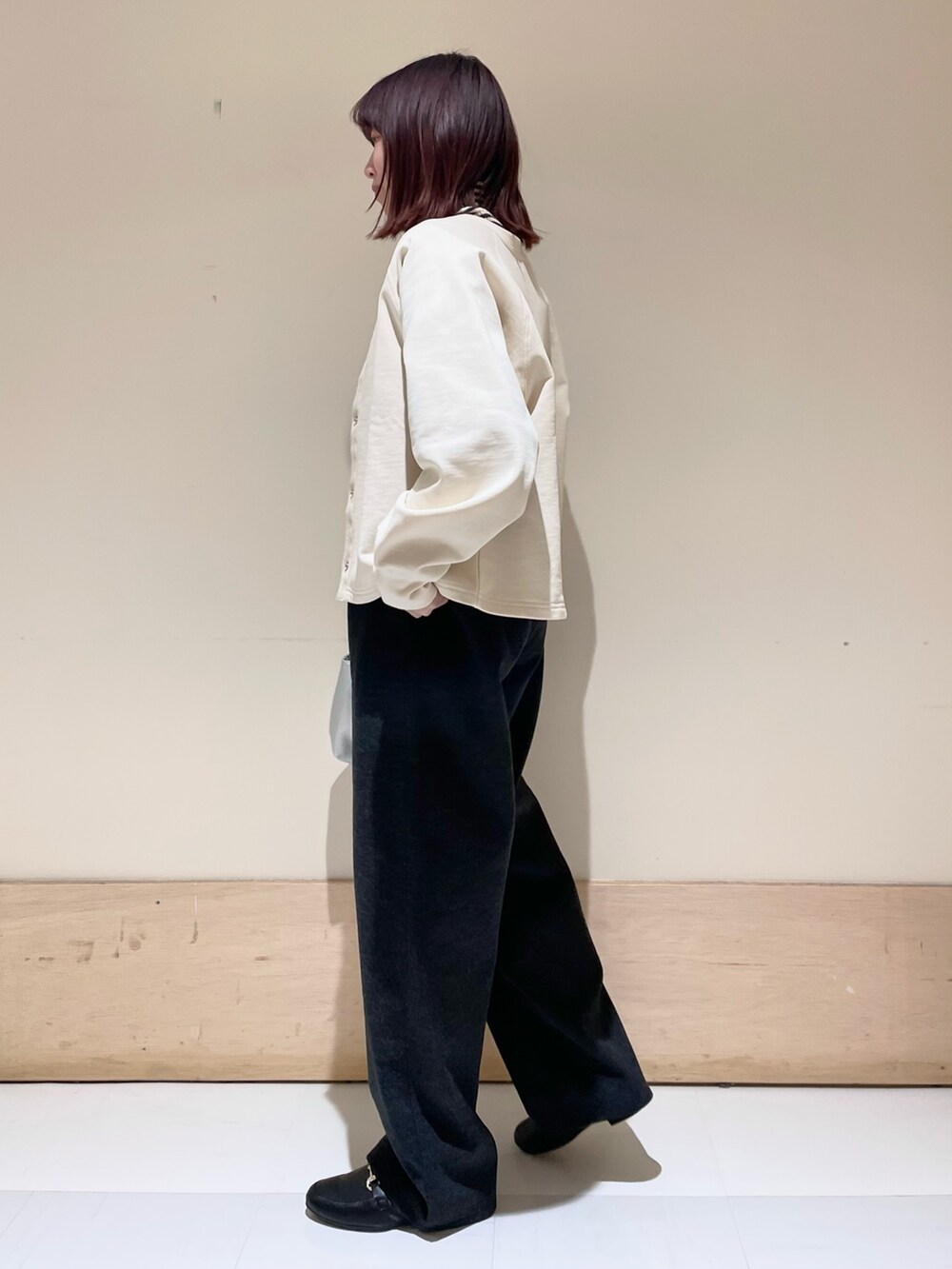 グレー系のその他パンツ、ホワイト系のニット/セーター、ホワイト系のカーディガン/ボレロを着用したレディースの冬コーディネートの3枚目の写真