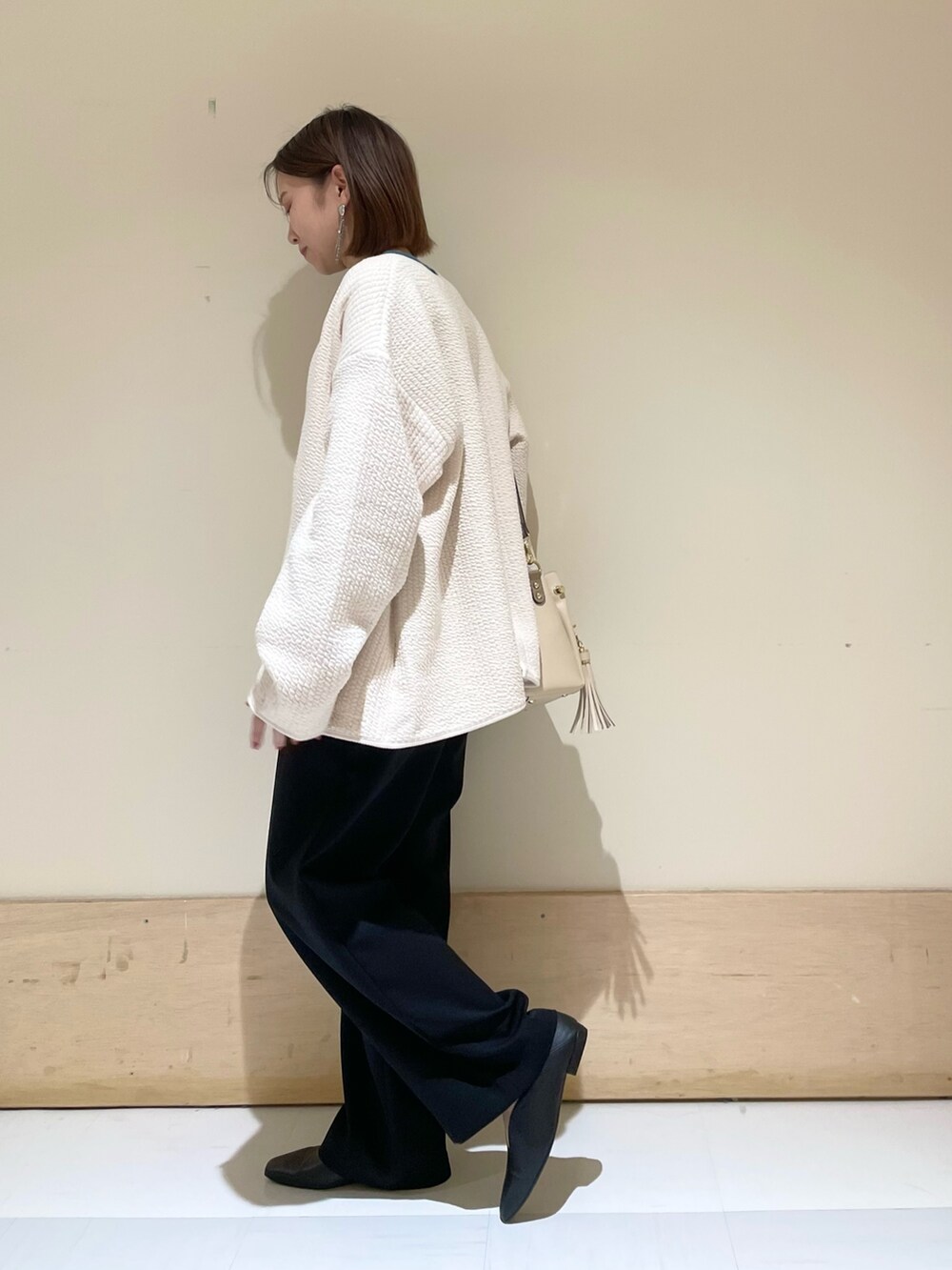 「URBAN RESEARCH DOORS、URBAN RESEARCH DOORS WOMENS、秋アウター、ライトアウター、キルトジャケット、ブルー、カラーニット、秋コーデ、お出かけコーデ、休日スタイル、低身長、低身長コーデ、骨格ウェーブ、大人カジュアル、きれいめカジュアル」｜「URBAN RESEARCH DOORSの『洗濯可』ウォッシャブルウールクルーネックプルオーバー（ニット/セーター、ブルー系）」を使った、ホンダ マユさん（レディース・152cm）の秋コーディネートの5枚目の写真