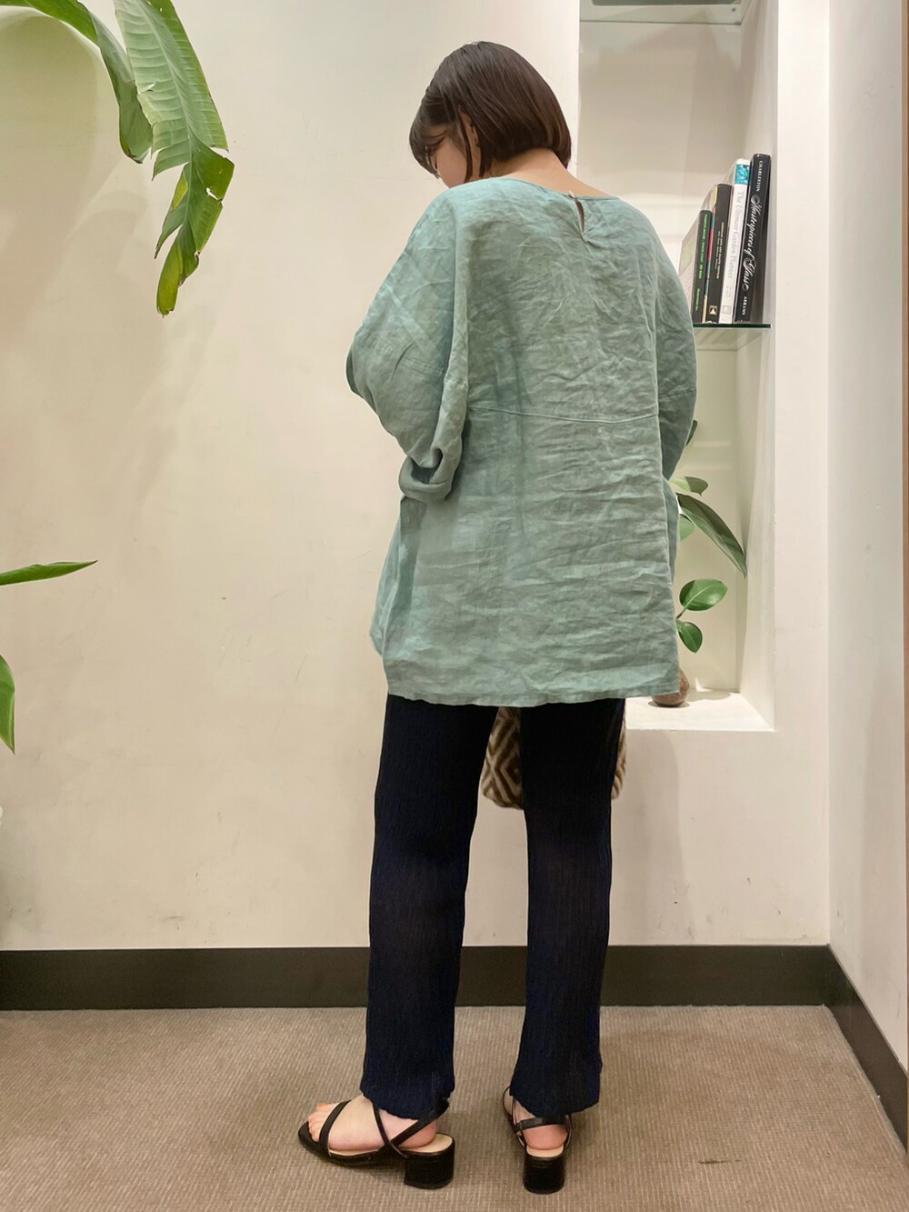 グリーン系のシャツ/ブラウス、ブルー系のその他パンツ、ブラック系のサンダルを着用したレディースの春コーディネートの2枚目の写真