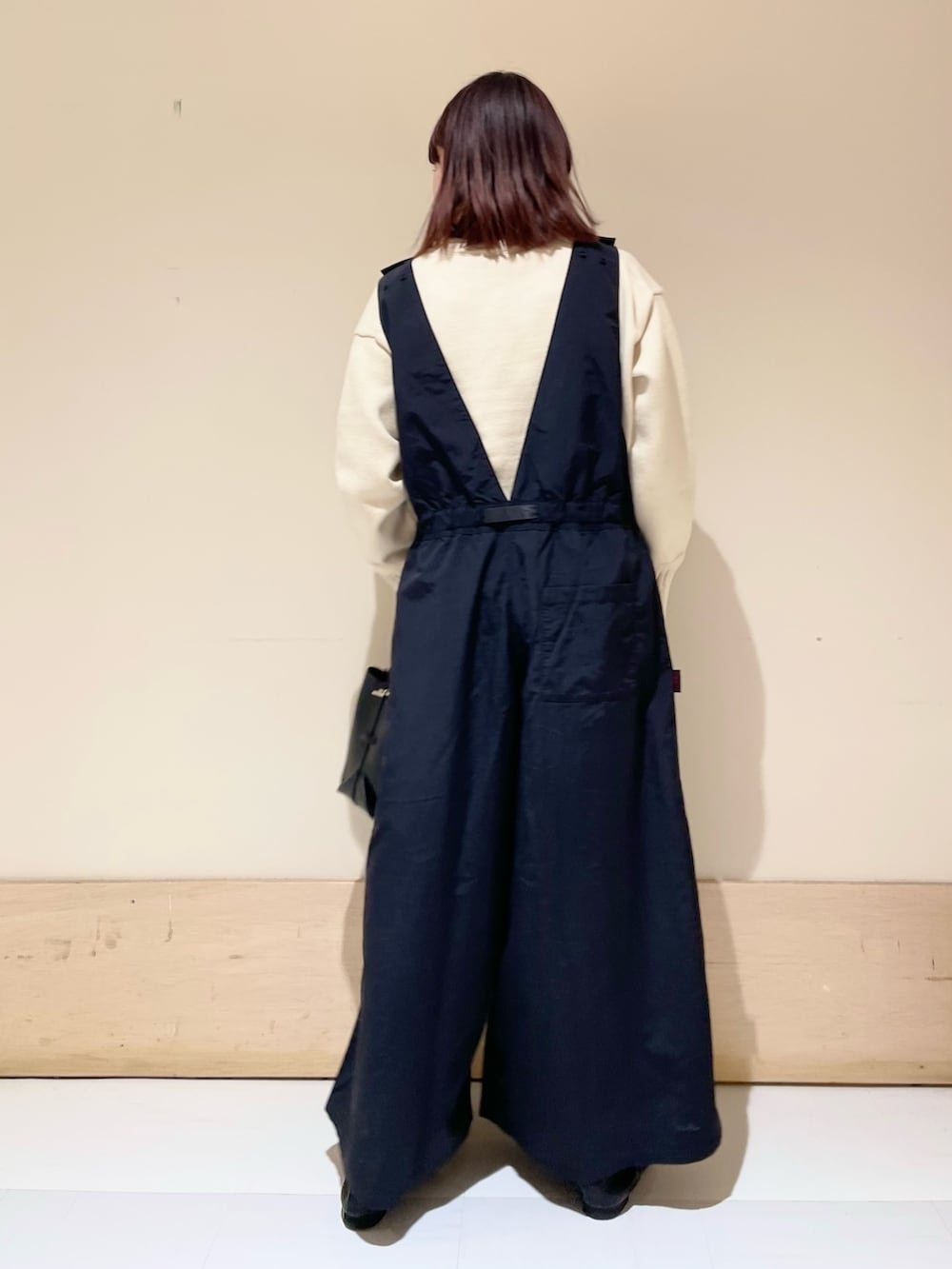 「URBAN RESEARCH DOORS、URBAN RESEARCH DOORS WOMENS、アーバンリサーチドアーズ、EKAL、サロペット、グラミチ、カジュアルコーデ、大人カジュアル、楽チンコーデ、低身長、骨格ストレート、シンプルコーデ、お出かけコーデ、休日スタイル、スポーツミックス」｜「Gramicciの『別注』GRAMICCI　アクティブナイロンサロペット（サロペット/オーバーオール、ブラック系）」を使った、ホンダ マユさん（レディース・152cm）の冬コーディネートの6枚目の写真