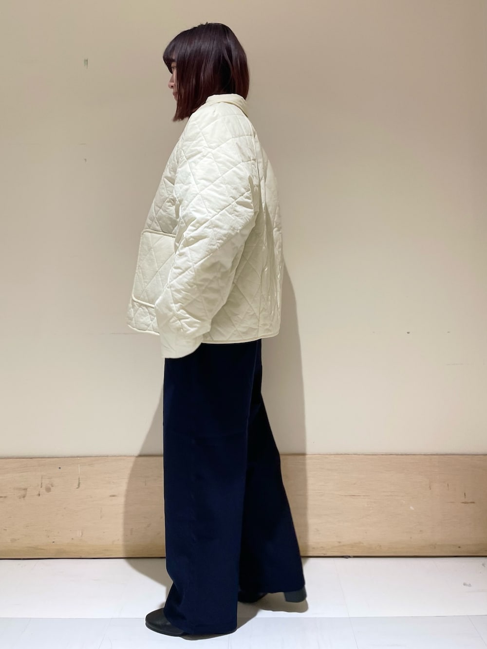 グリーン系のニット/セーター、ホワイト系のダウンジャケット/コート、ブルー系のその他パンツを着用したレディースの冬コーディネートの4枚目の写真