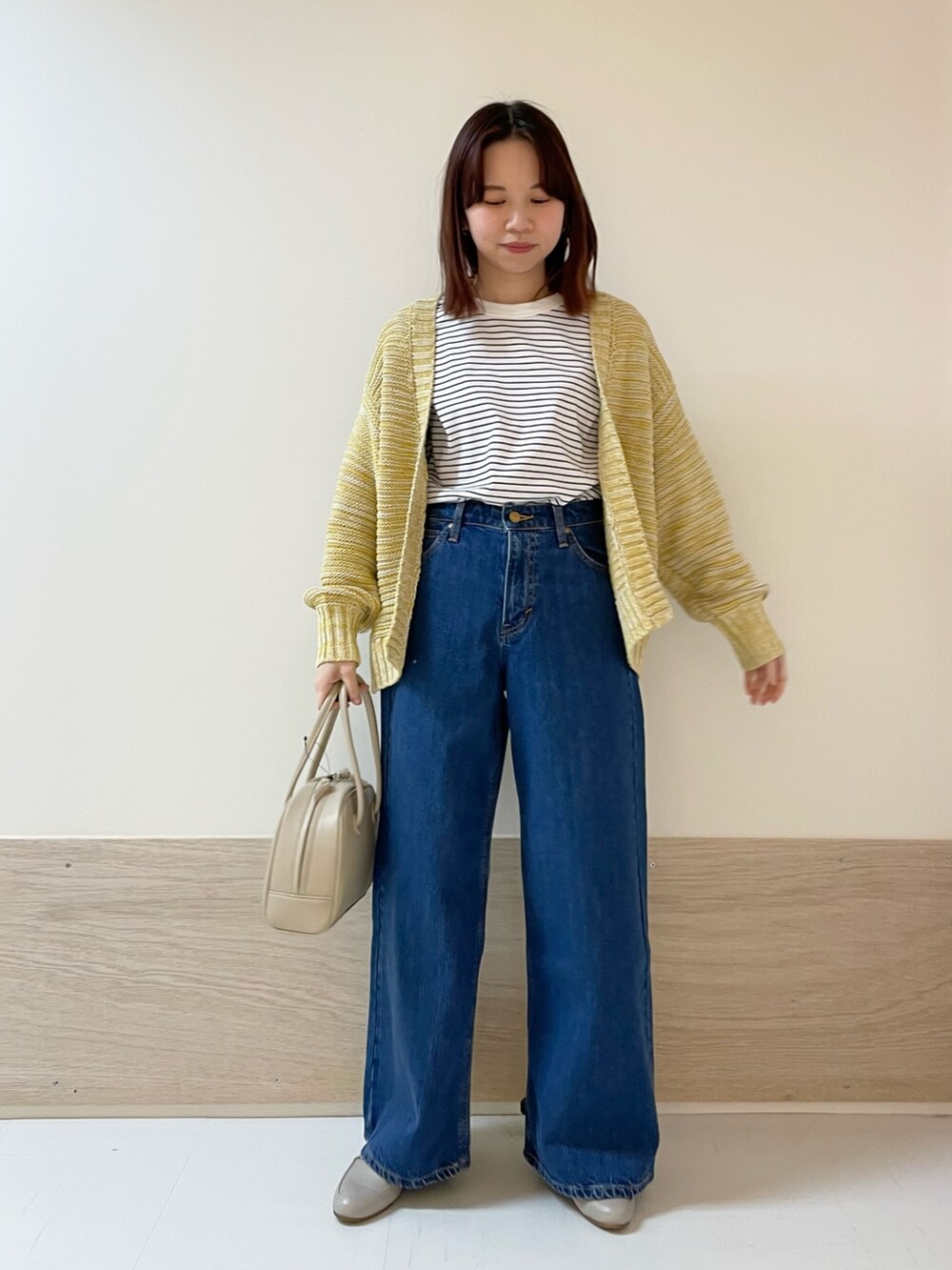 イエロー系のカーディガン/ボレロ、ブルー系のTシャツ/カットソー、ブルー系のその他パンツを着用したレディースの春コーディネートの2枚目の写真