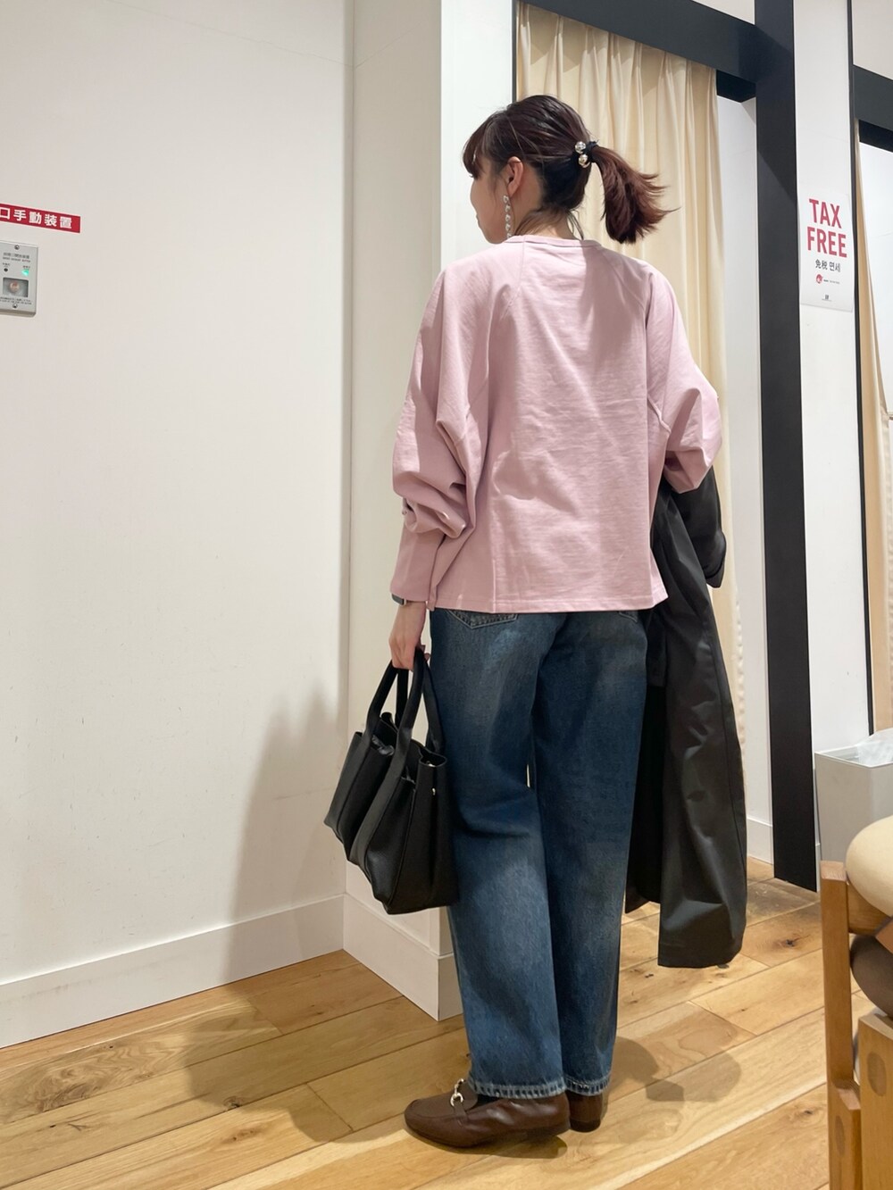 「URBAN RESEARCH DOORS、URBAN RESEARCH DOORS WOMENS、EKAL、春コーデ、春アウター、ピンク、デニム、ステンカラーコート、お出かけコーデ、休日スタイル、スポーツミックス、デートコーデ、低身長コーデ、低身長、骨格ストレート」｜「EKALのスプリットドルマンカットソー（Tシャツ/カットソー、ピンク系）」を使った、ホンダ マユさん（レディース・152cm）の春コーディネートの9枚目の写真
