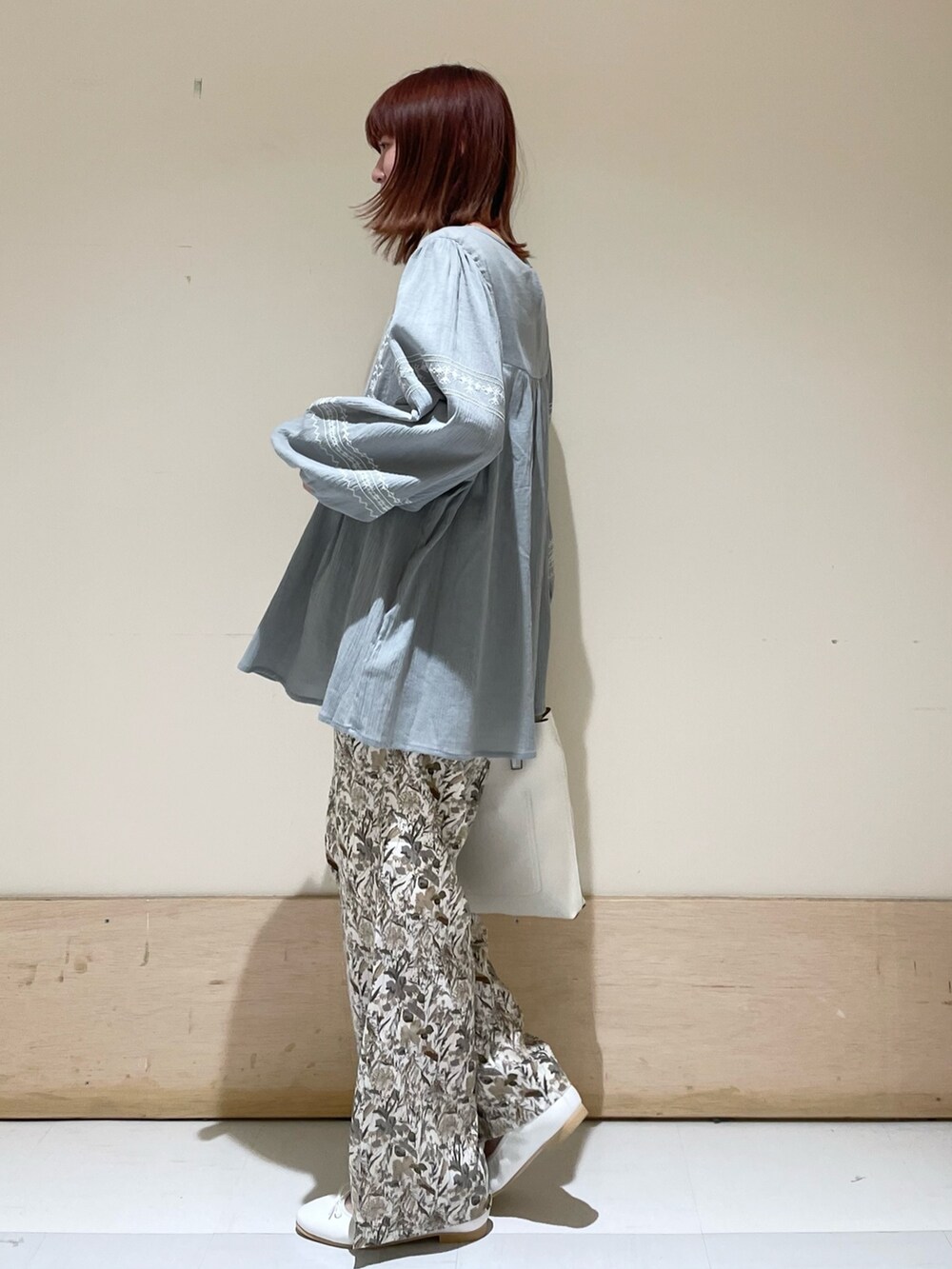 ホワイト系のショルダーバッグ、ホワイト系のその他パンツ、グレー系のシャツ/ブラウスを着用したレディースの春コーディネートの5枚目の写真