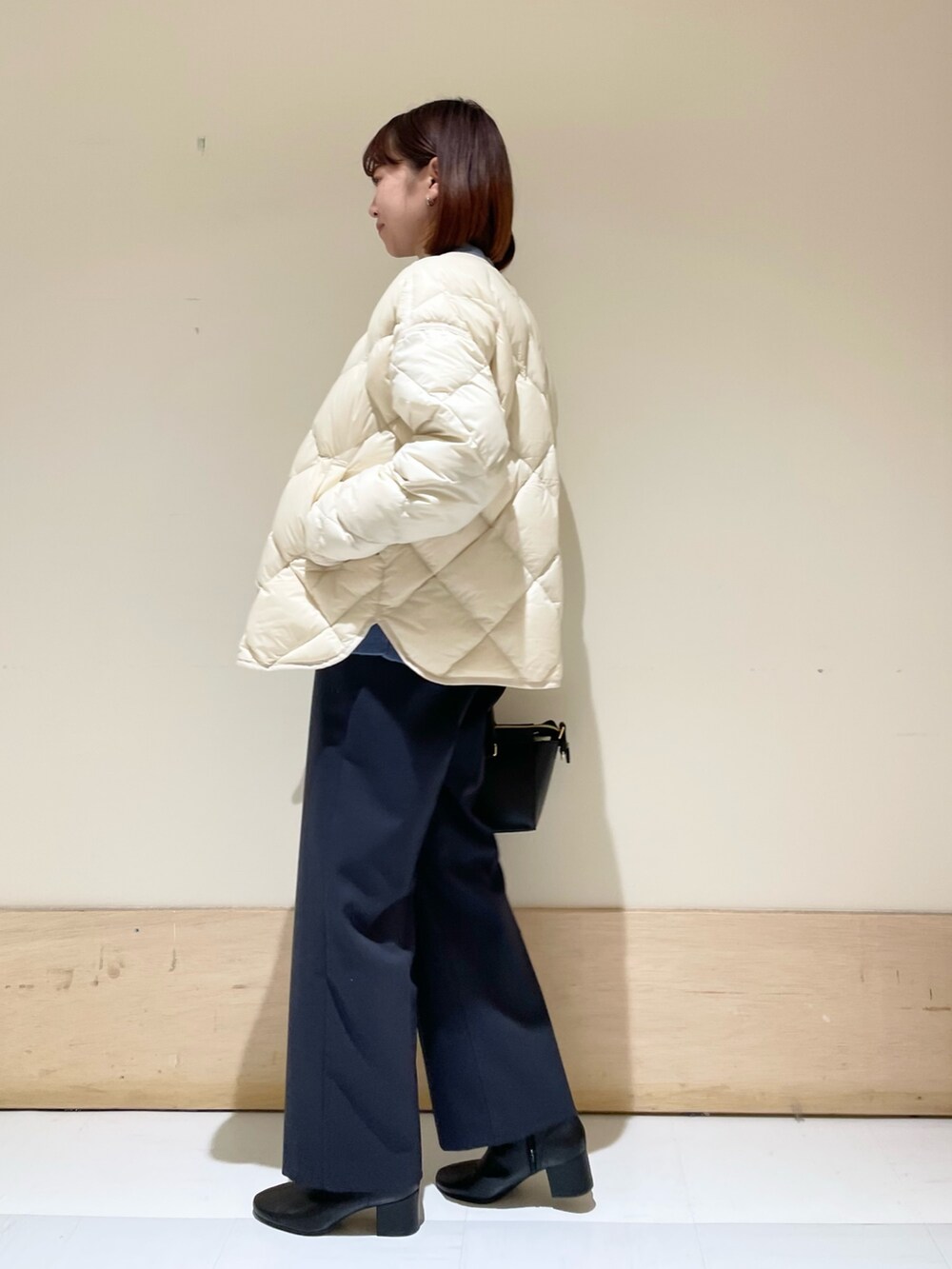 グレー系のその他パンツ、ホワイト系のダウンジャケット/コート、ホワイト系のシャツ/ブラウスを着用したレディースの冬コーディネートの5枚目の写真