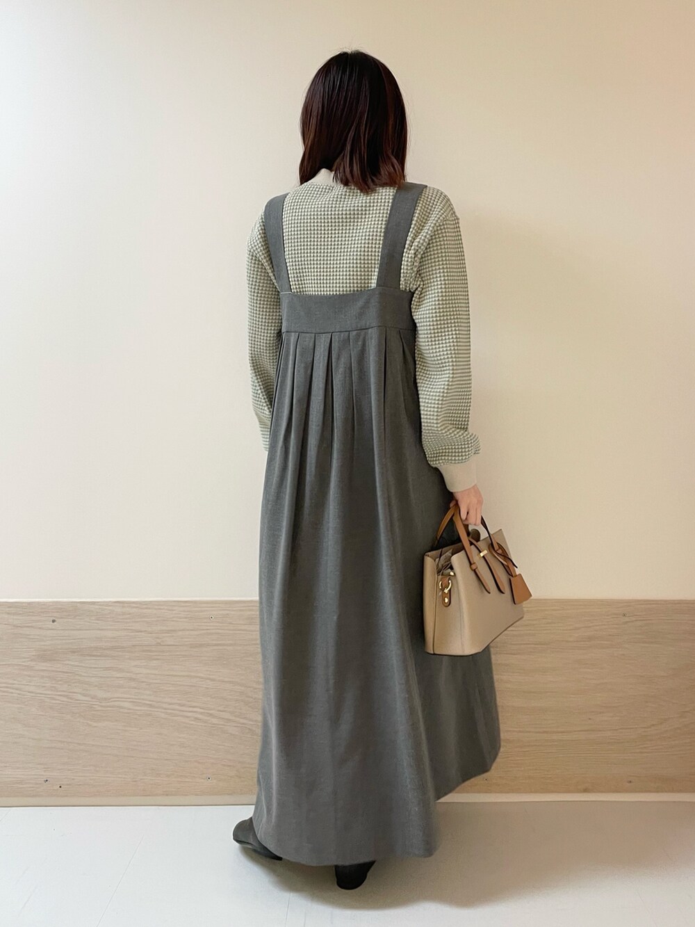 ブラック系のパンプス、グレー系のワンピース、グリーン系のTシャツ/カットソーを着用したレディースの春コーディネートの6枚目の写真