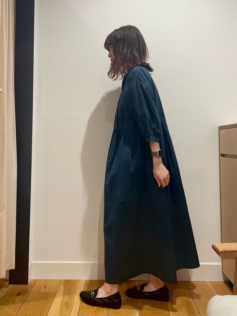 「URBAN RESEARCH DOORS、URBAN RESEARCH DOORS WOMENS、アーバンリサーチドアーズ、ワンピース、ブルー、シンプルコーデ、お出掛けコーデ、お出かけコーデ、休日スタイル、春夏コーデ、きれいめカジュアル、夏コーデ、デートコーデ、低身長コーデ、骨格ストレート」｜「URBAN RESEARCH DOORSのピンタックウエスト切替ワンピース（ワンピース、ブルー系）」を使った、ホンダ マユさん（レディース・152cm）の夏コーディネートの5枚目の写真