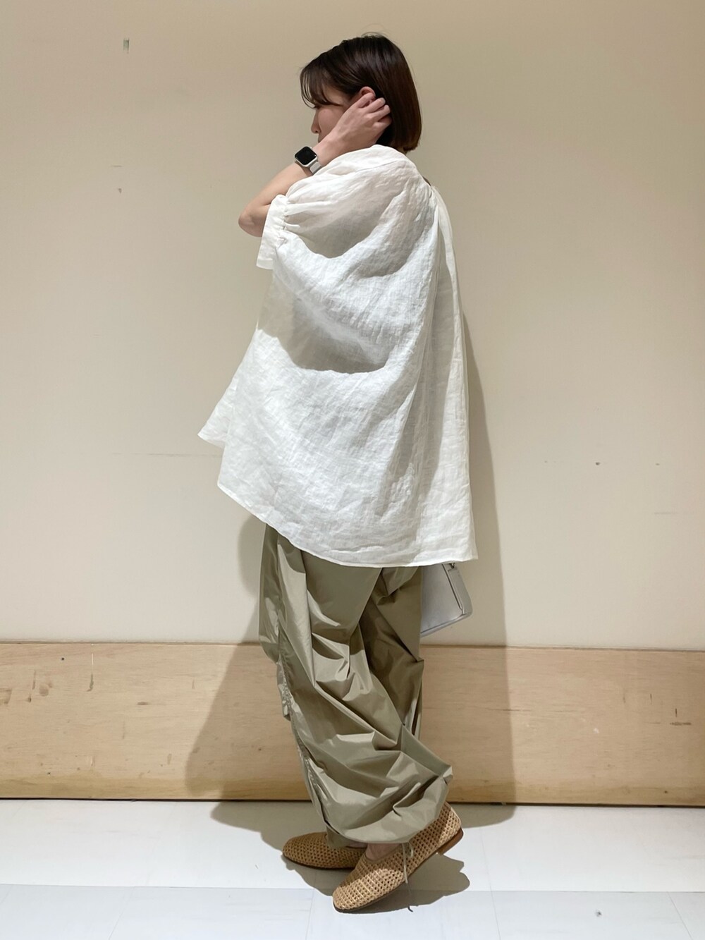 ホワイト系のシャツ/ブラウス、ベージュ系のバレエシューズ、シルバー系のショルダーバッグを着用したレディースの夏コーディネートの5枚目の写真