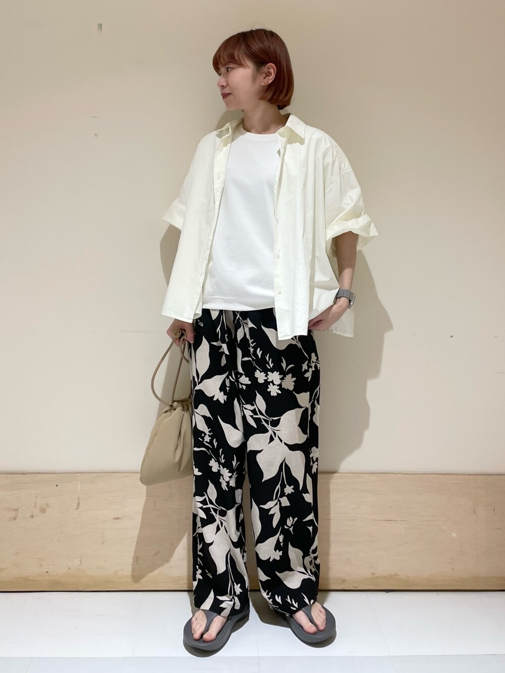 ブラック系のその他パンツ、グレー系のサンダル、ベージュ系のショルダーバッグを着用したレディースの春コーディネートの2枚目の写真