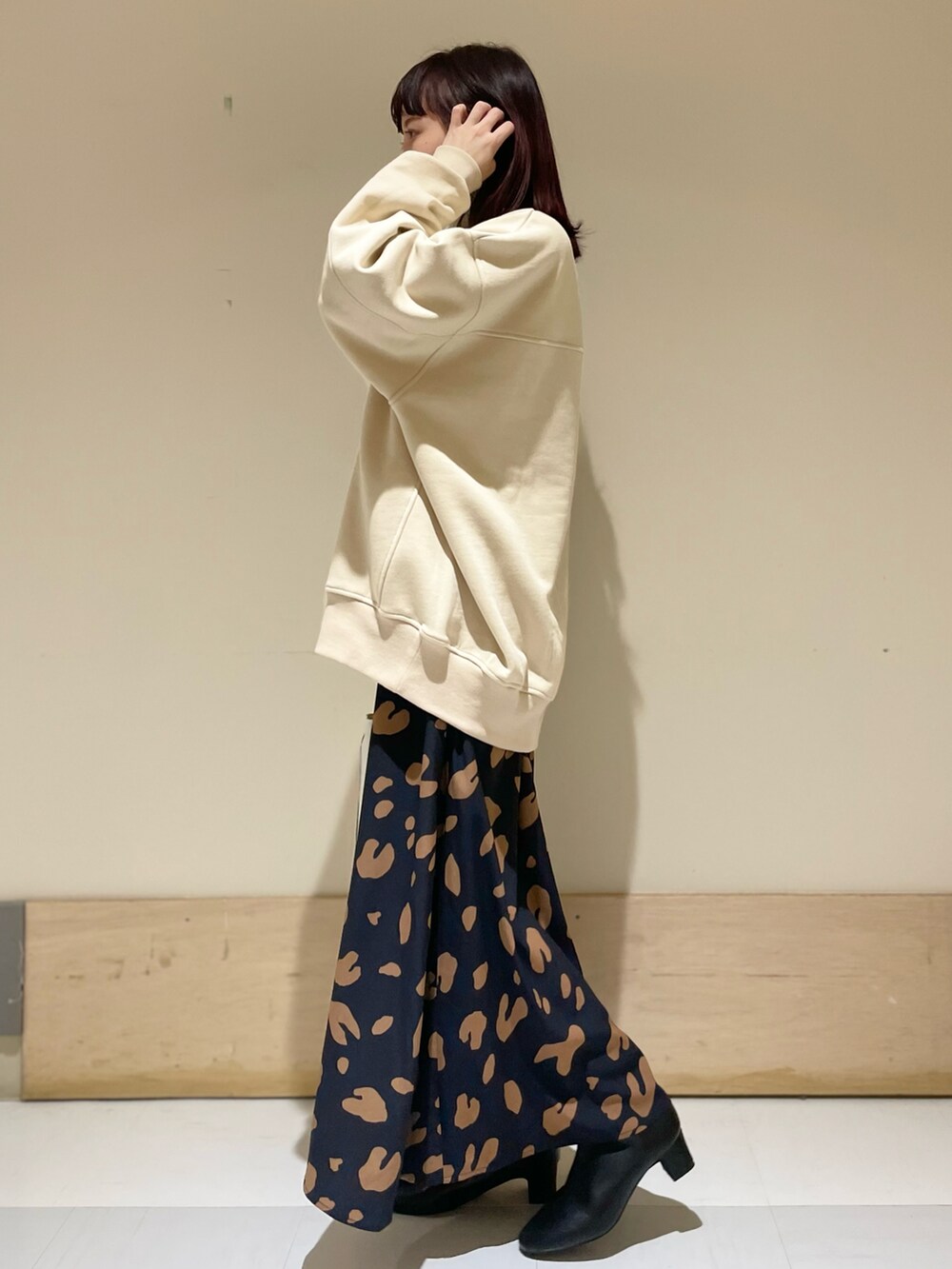 ベージュ系のスウェット、ブルー系のスカートを着用したレディースの冬コーディネートの2枚目の写真