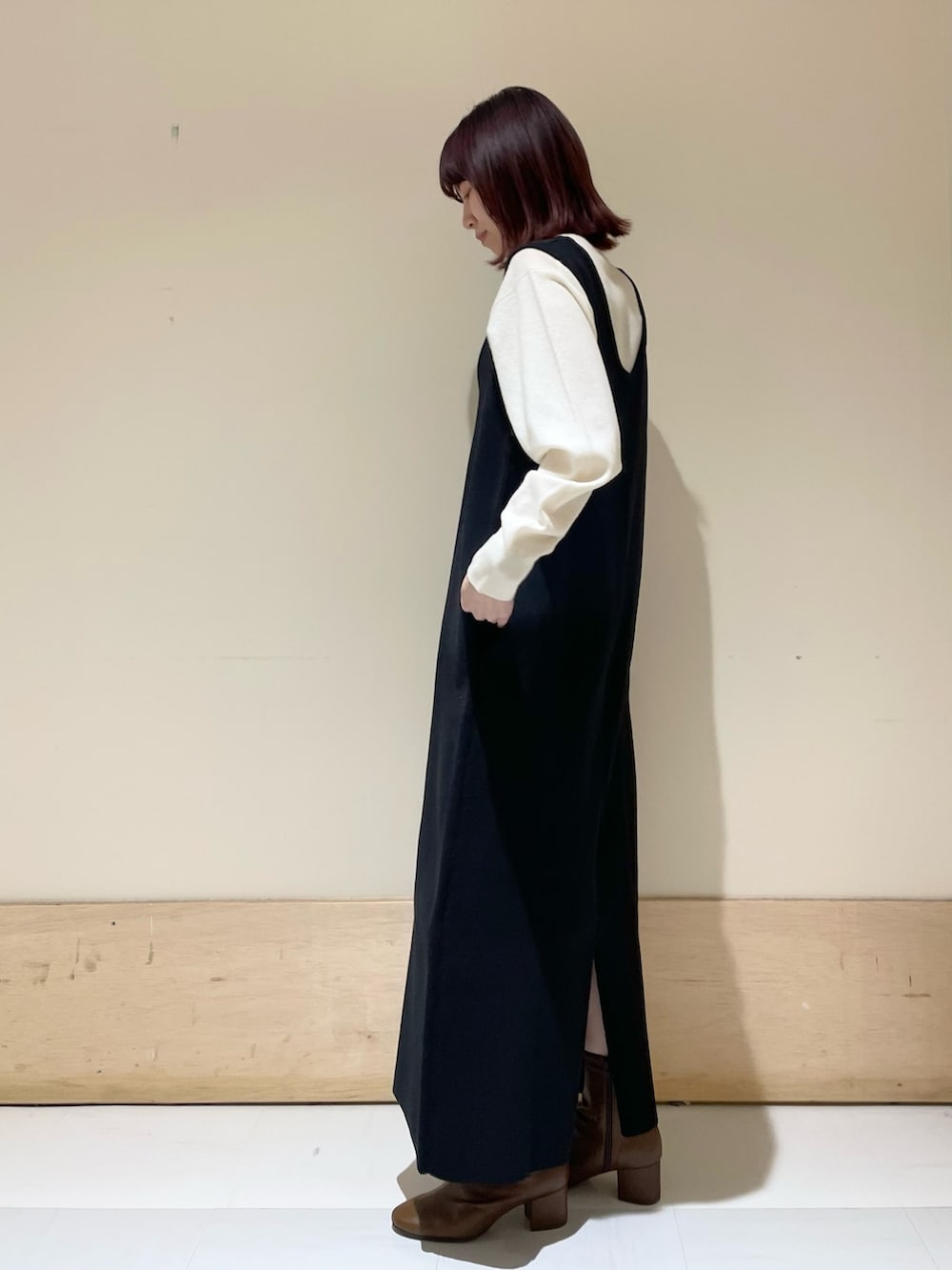 ブラック系のワンピース、ホワイト系のニット/セーターを着用したレディースの冬コーディネートの4枚目の写真