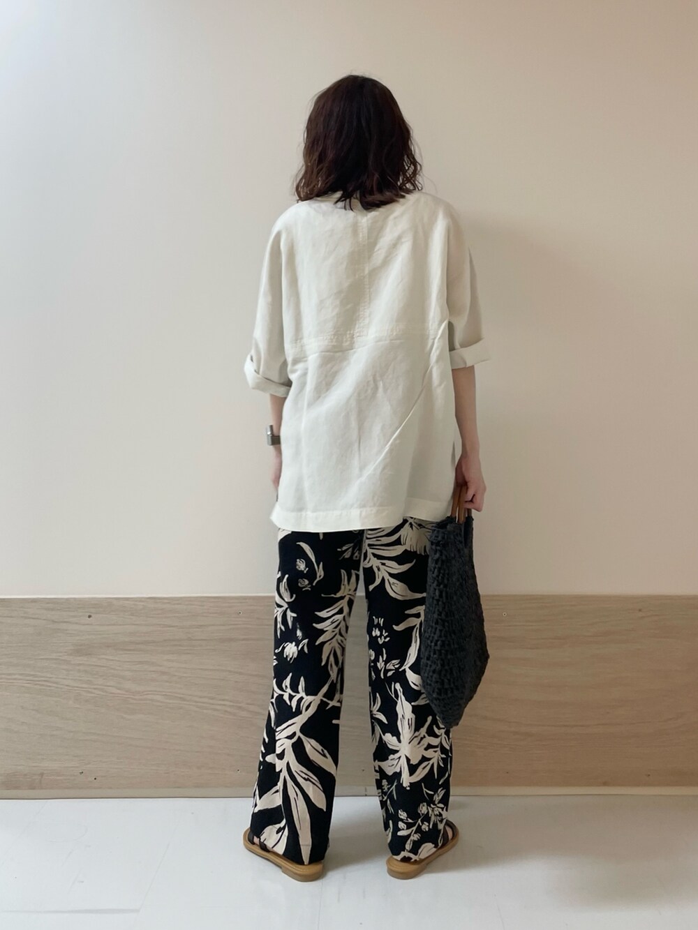 「URBAN RESEARCH DOORS、URBAN RESEARCH DOORS WOMENS、アーバンリサーチドアーズ、fork&spoon、モノトーンコーデ、柄パンツ、リネンパンツ、イージーパンツ、シンプルコーデ、春夏コーデ、低身長コーデ、お出かけコーデ、休日スタイル、きれいめカジュアル、骨格ストレート」｜「FORK&SPOONのFORK&SPOON　リネン混ショートスリーブプルオーバー（Tシャツ/カットソー、ホワイト系）」を使った、ホンダ マユさん（レディース・152cm）の春コーディネートの6枚目の写真