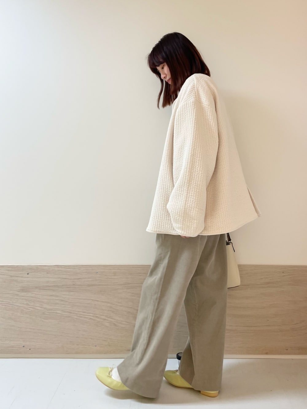 「URBAN RESEARCH DOORS、URBAN RESEARCH DOORS WOMENS、アーバンリサーチドアーズ、春アウター、淡色コーデ、春コーデ、休日スタイル、お出かけコーデ、カジュアル、大人カジュアル、春色、春服みてみて、低身長、骨格ストレート、きれいめカジュアル」｜「URBAN RESEARCH DOORSの『URTECH』コーデュロイイージーパンツ（その他パンツ、ベージュ系）」を使った、ホンダ マユさん（レディース・152cm）の冬コーディネートの4枚目の写真