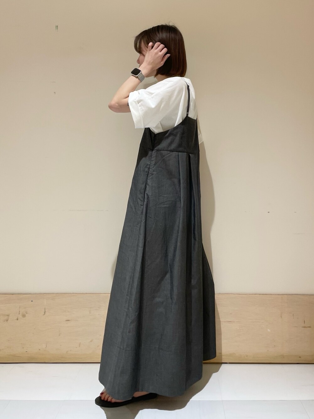 ブラック系のワンピース、ブラック系のショルダーバッグ、ブラック系のサンダルを着用したレディースの夏コーディネートの5枚目の写真