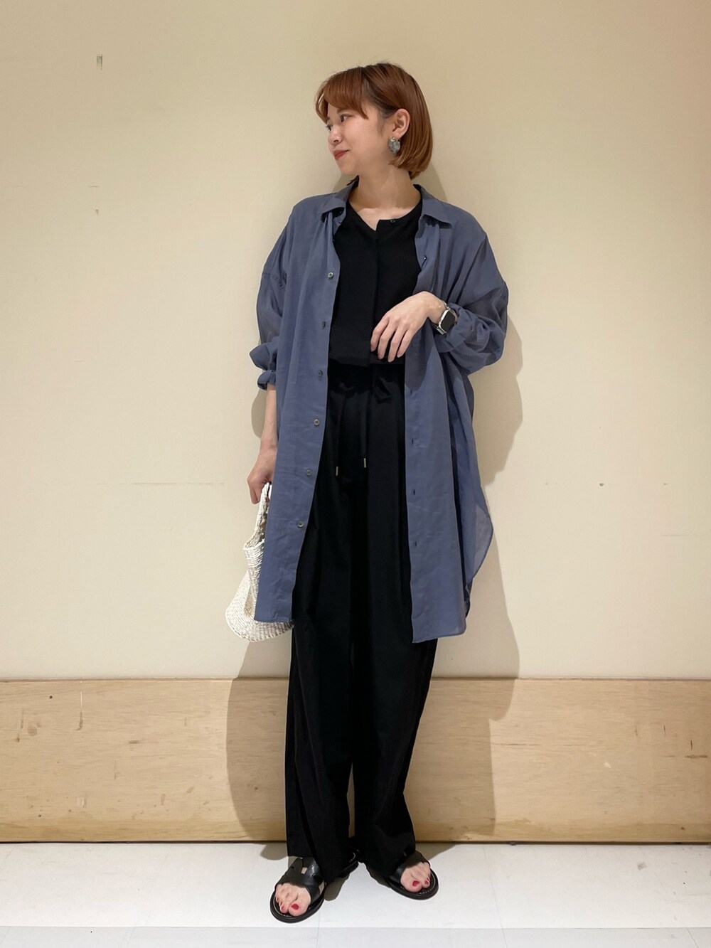 「URBAN RESEARCH DOORS、URBAN RESEARCH DOORS WOMENS、アーバンリサーチドアーズ、ビッグシャツ、シャツスタイル、コンビネゾン、セットアップ、ジャンプスーツ、シンプルコーデ、初夏コーデ、春夏コーデ、休日スタイル、楽チンコーデ、大人カジュアル、お出かけコーデ」|「URBAN RESEARCH DOORSのフレンチスリーブコンビネゾン(サロペット/オーバーオール、ブラック系)」を使った、ホンダ マユさん(レディース・152cm)の春コーディネートの2枚目の写真