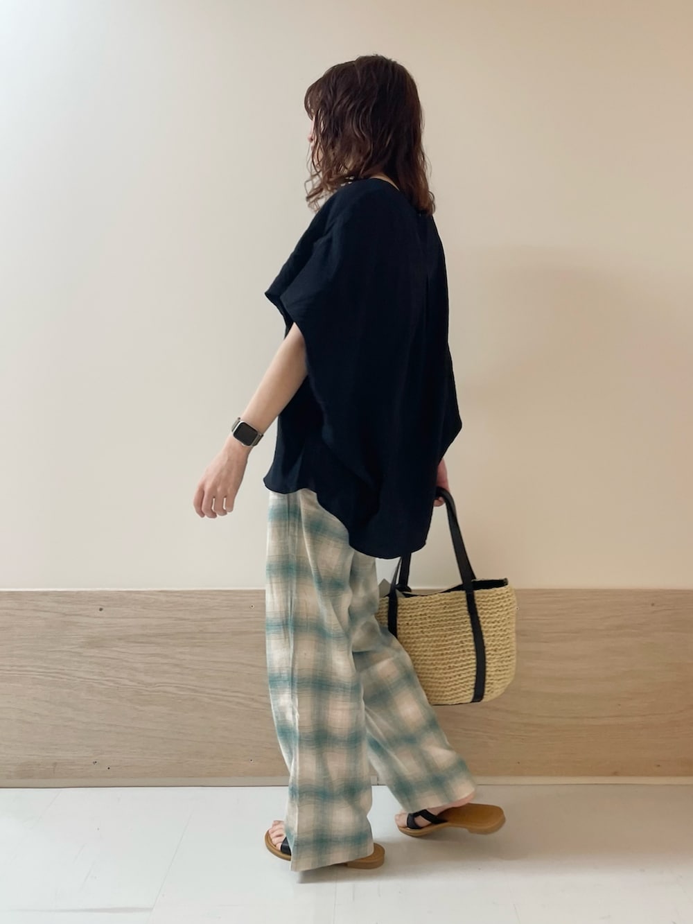 「URBAN RESEARCH DOORS、URBAN RESEARCH DOORS WOMENS、アーバンリサーチドアーズ、ブルー、チェック、チェックパンツ、ネイビー、きれいめカジュアル、大人カジュアル、シンプルコーデ、デザイントップス、サンダル、お出かけコーデ、低身長コーデ、骨格ストレート」｜「URBAN RESEARCH DOORSのコクーンシルエットブラウス（シャツ/ブラウス、ブルー系）」を使った、ホンダ マユさん（レディース・152cm）の夏コーディネートの5枚目の写真