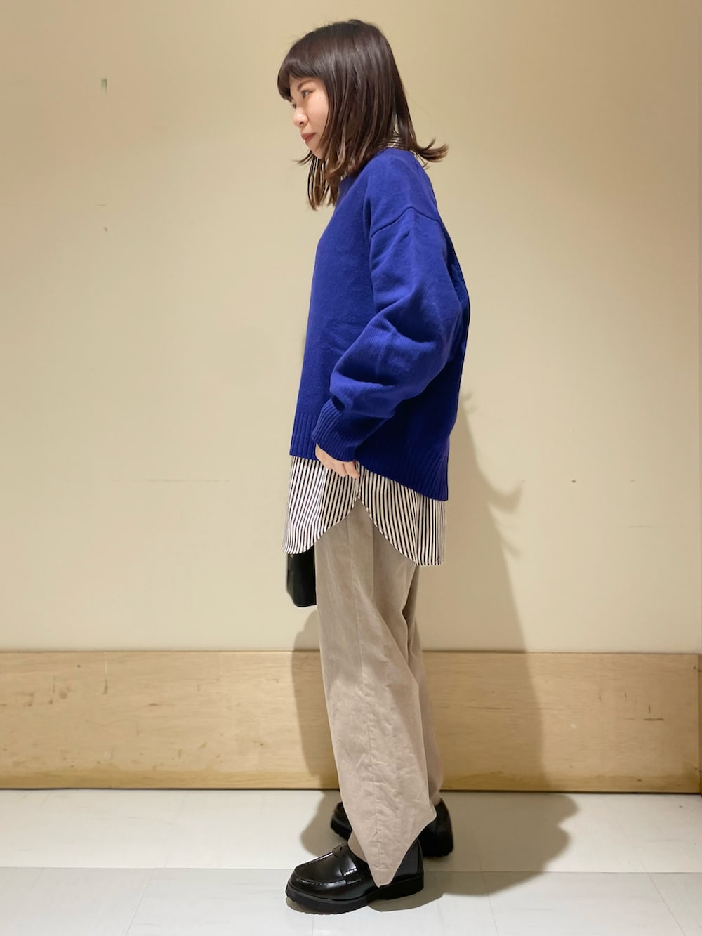 「URBAN RESEARCH DOORS、URBAN RESEARCH DOORS WOMENS、アーバンリサーチドアーズ、レイヤードスタイル、ストライプシャツ、ブルー、ブルーニット、コーデュロイ、コーデュロイパンツ、ローファー、パンツスタイル、低身長女子、大人カジュアル、カジュアルコーデ」｜「URBAN RESEARCH DOORSのハミルトンウールボートネックプルオーバー（ニット/セーター、ブルー系）」を使った、ホンダ マユさん（レディース・152cm）の冬コーディネートの3枚目の写真